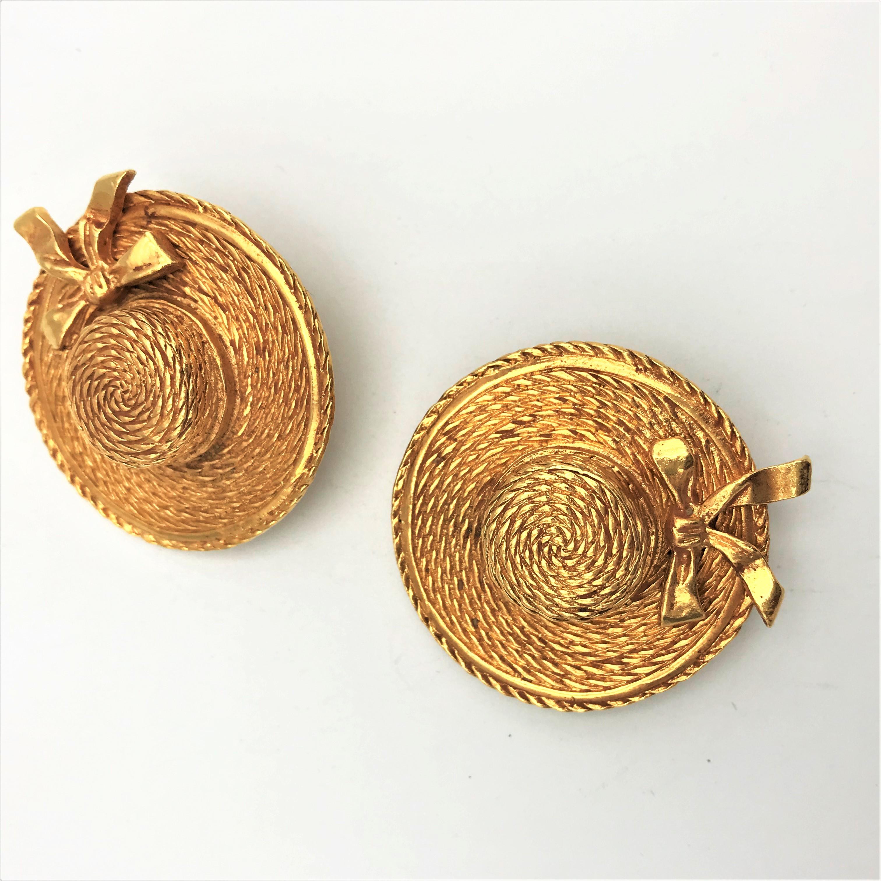 Chanel Clip-on Earrings in the shape of a hat, signed 1970/80s gold plated  For Sale 2
