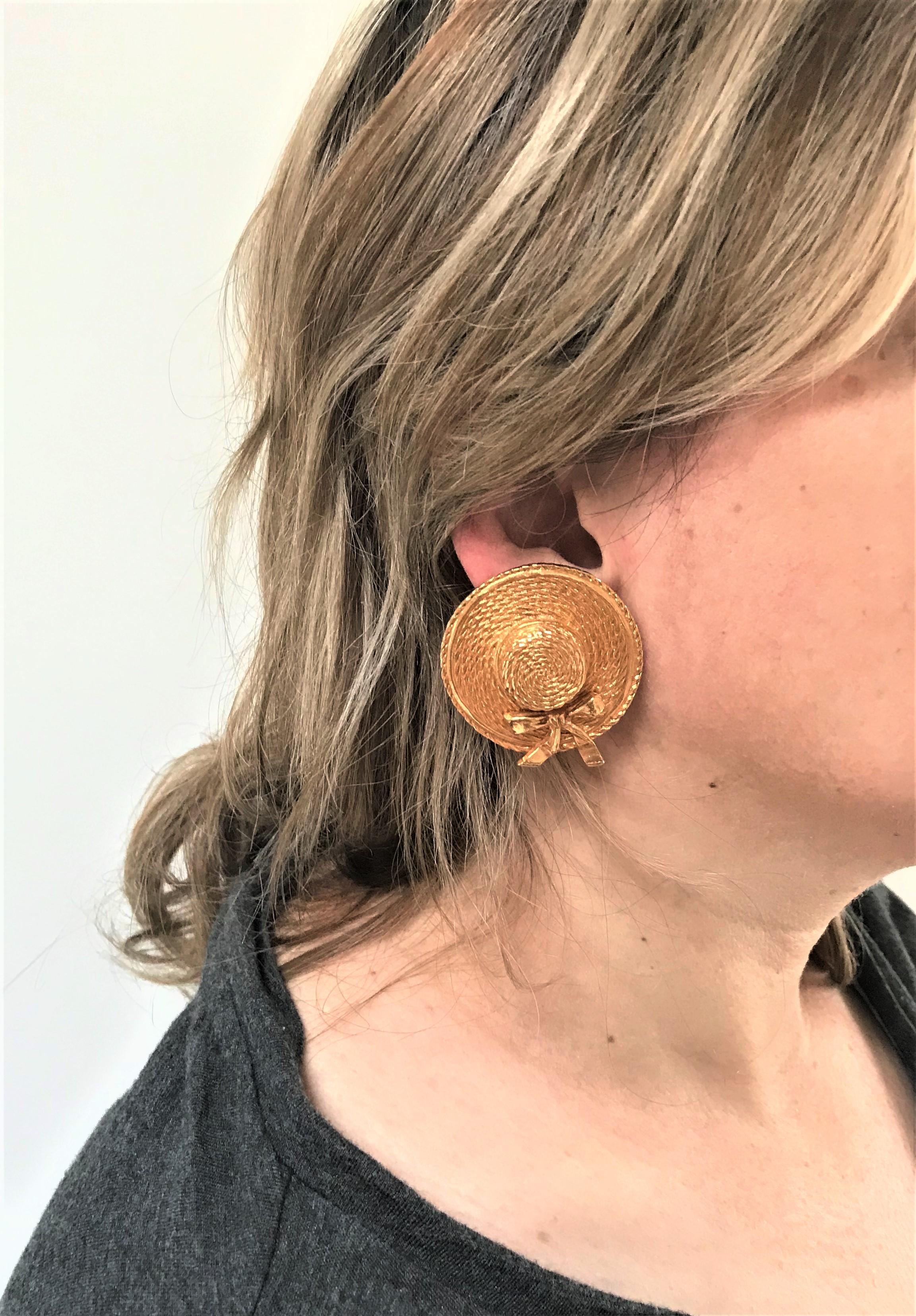 Chanel Clip-on Earrings in the shape of a hat, signed 1970/80s gold plated  For Sale 3