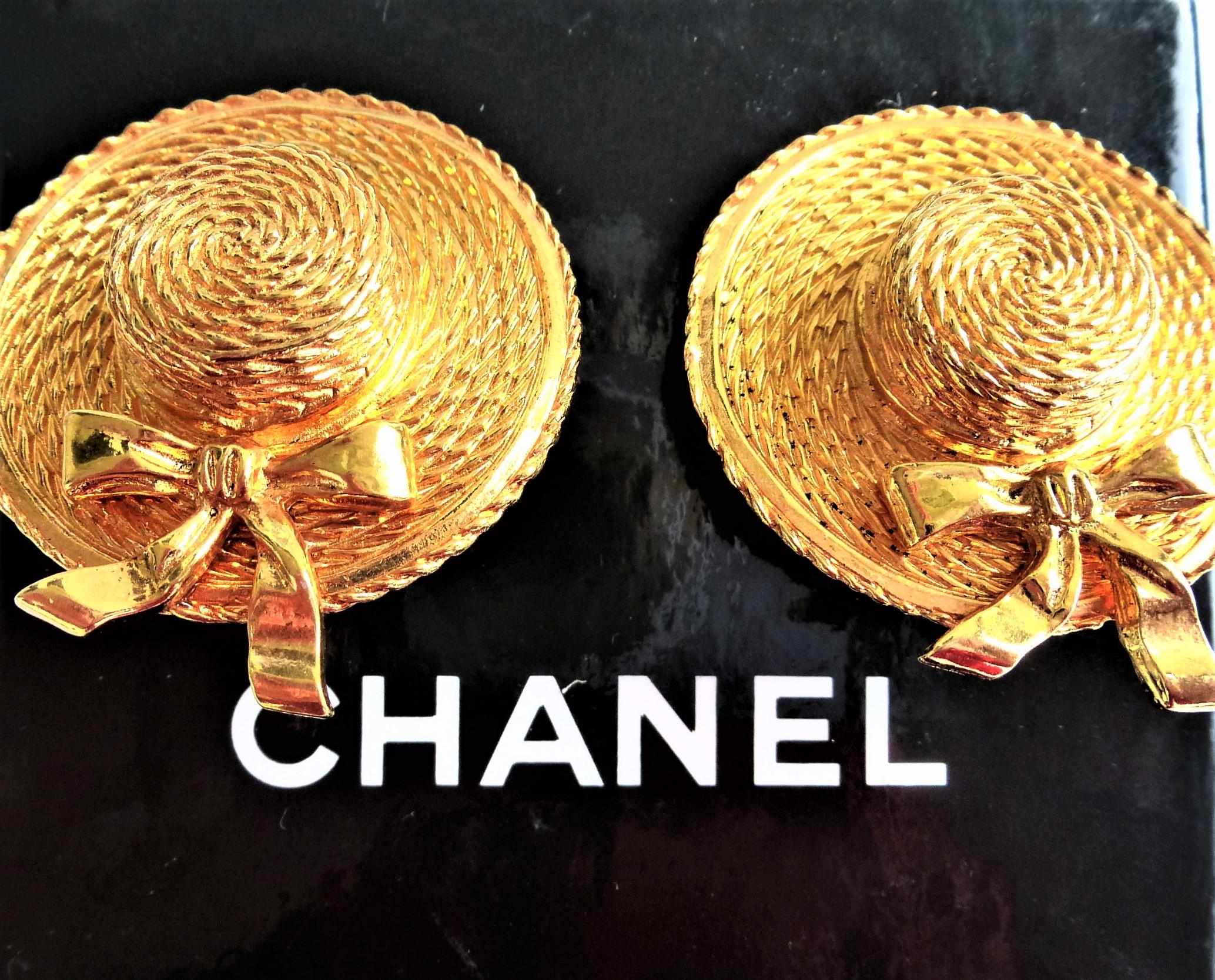 Chanel Clip-on Earrings in the shape of a hat, signed 1970/80s gold plated  For Sale 4