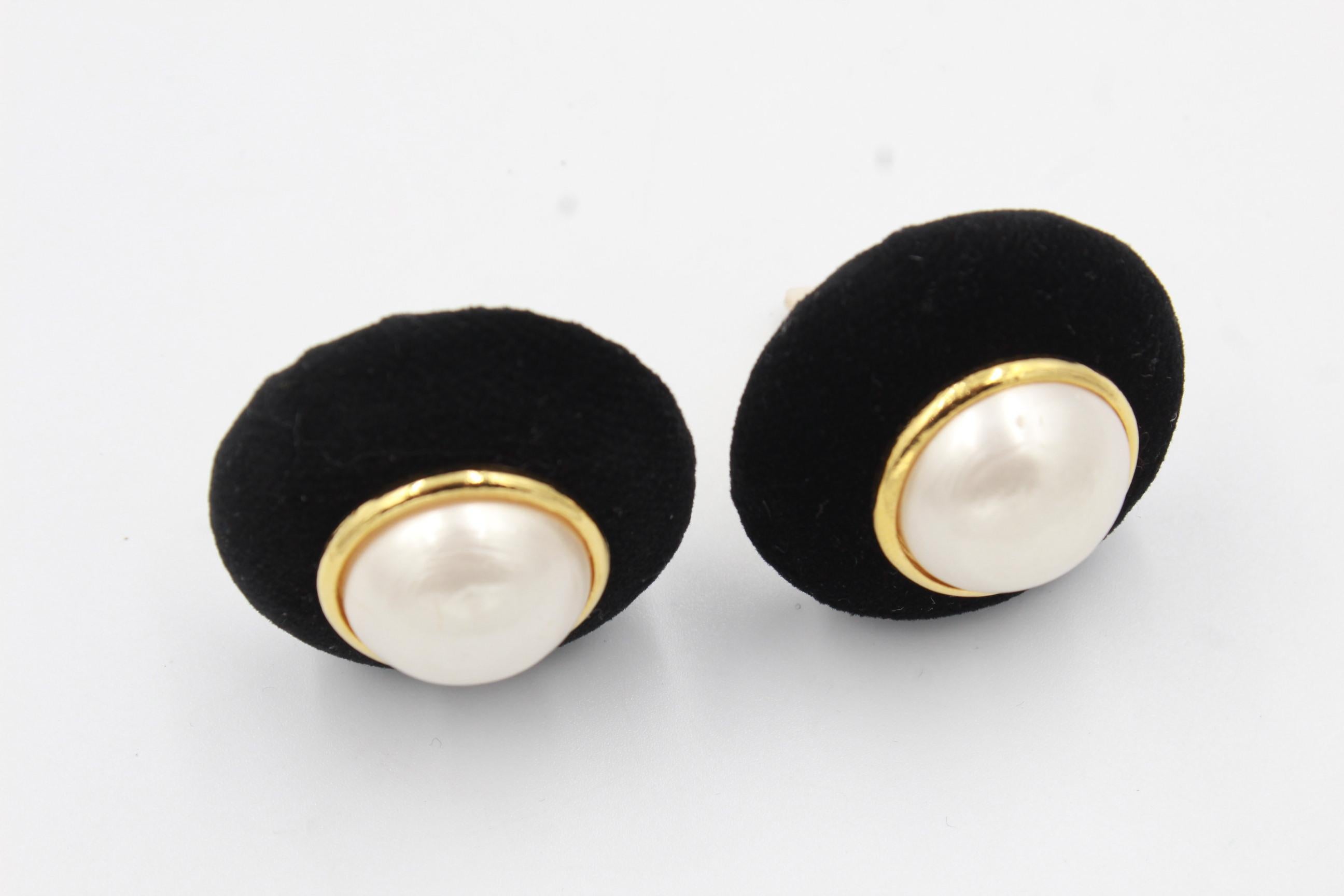 Vintage Chanel earring in black velvet and pearl, gold metal finishes. 
By Victoire de Castellane.
Good condition.
Clip-on earring.
4cm

