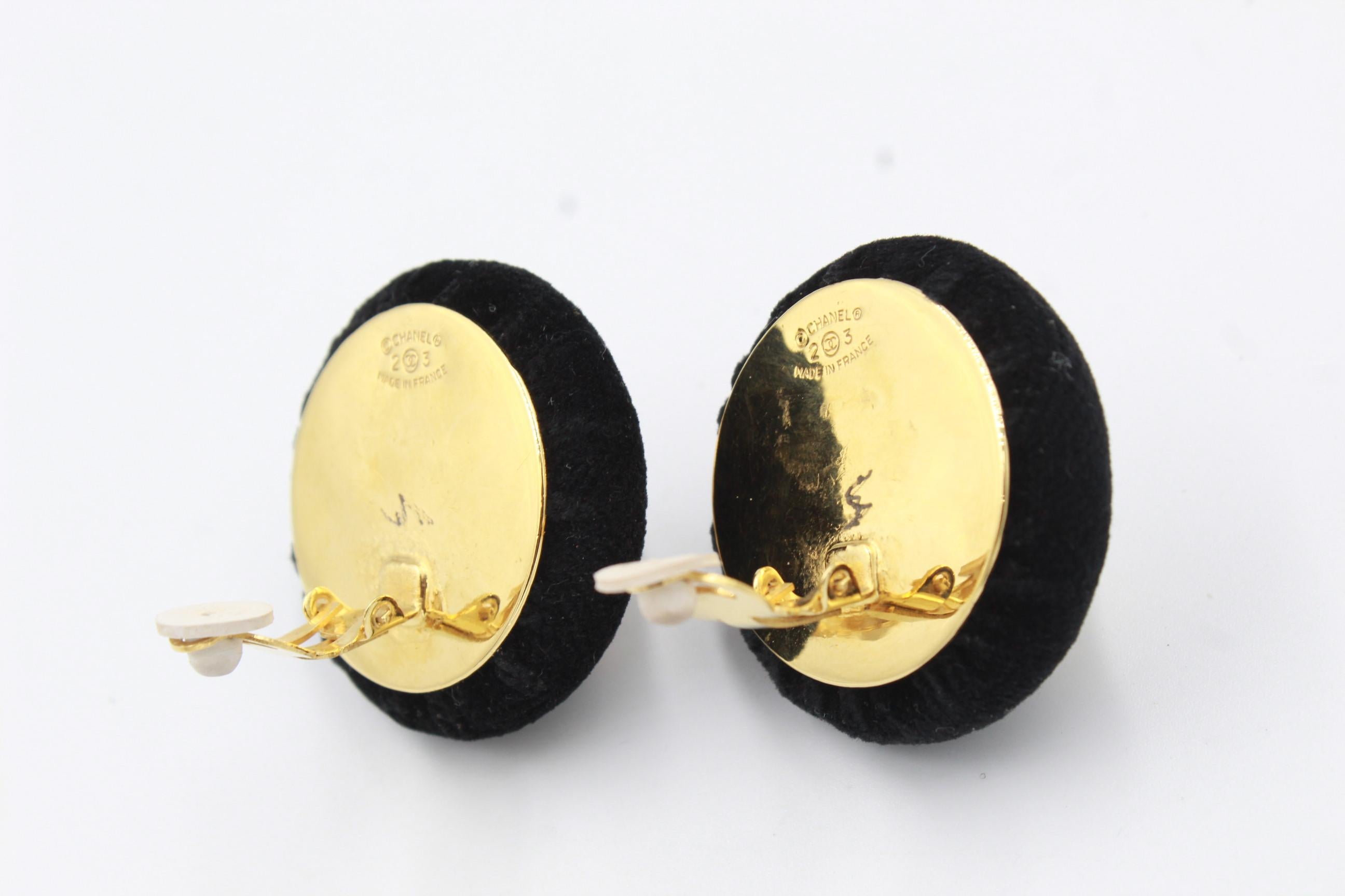 Vintage Chanel earring in black velvet and pearl, gold metal finishes In Good Condition In Paris, FR