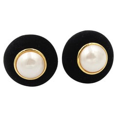 Vintage Chanel earring in black velvet and pearl, gold metal finishes