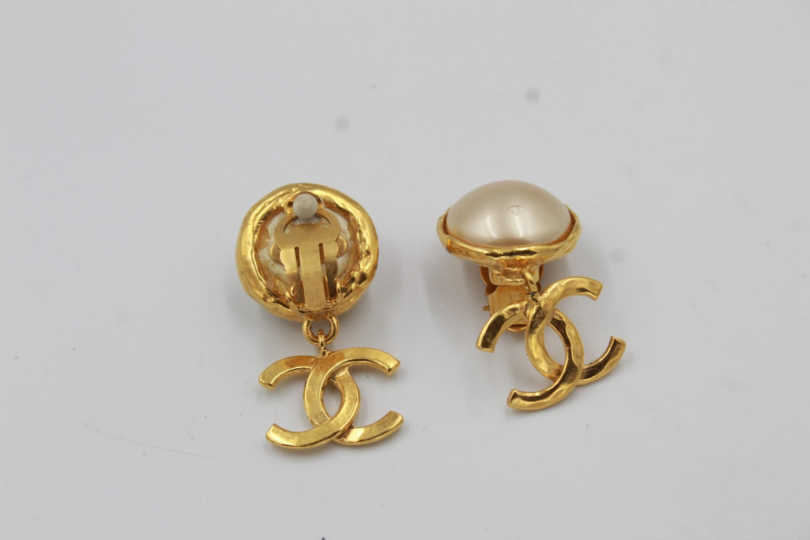 Vintage Chanel earring in gold metal and pearl.
Good condition, with some light signs of wear.
4cm.