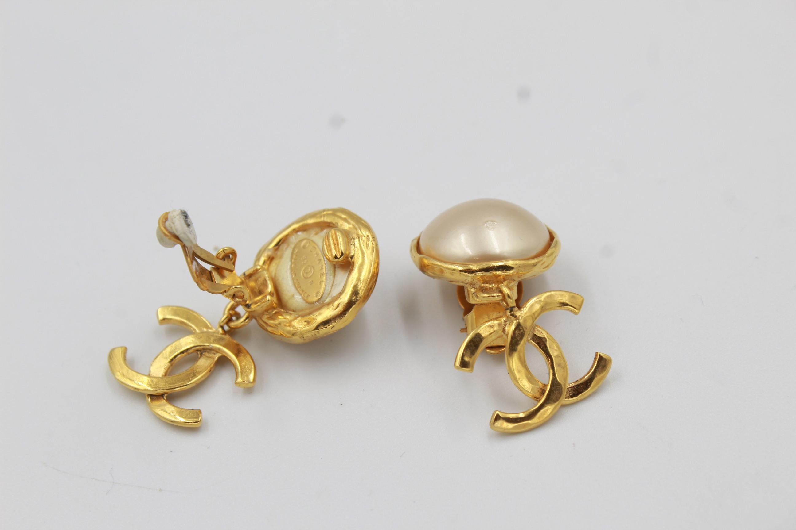 Vintage Chanel earring in gold metal and pearl In Good Condition In Paris, FR
