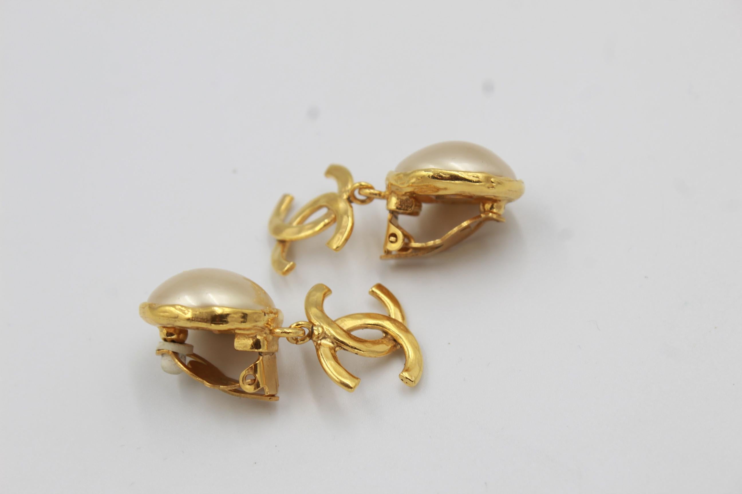 Women's or Men's Vintage Chanel earring in gold metal and pearl