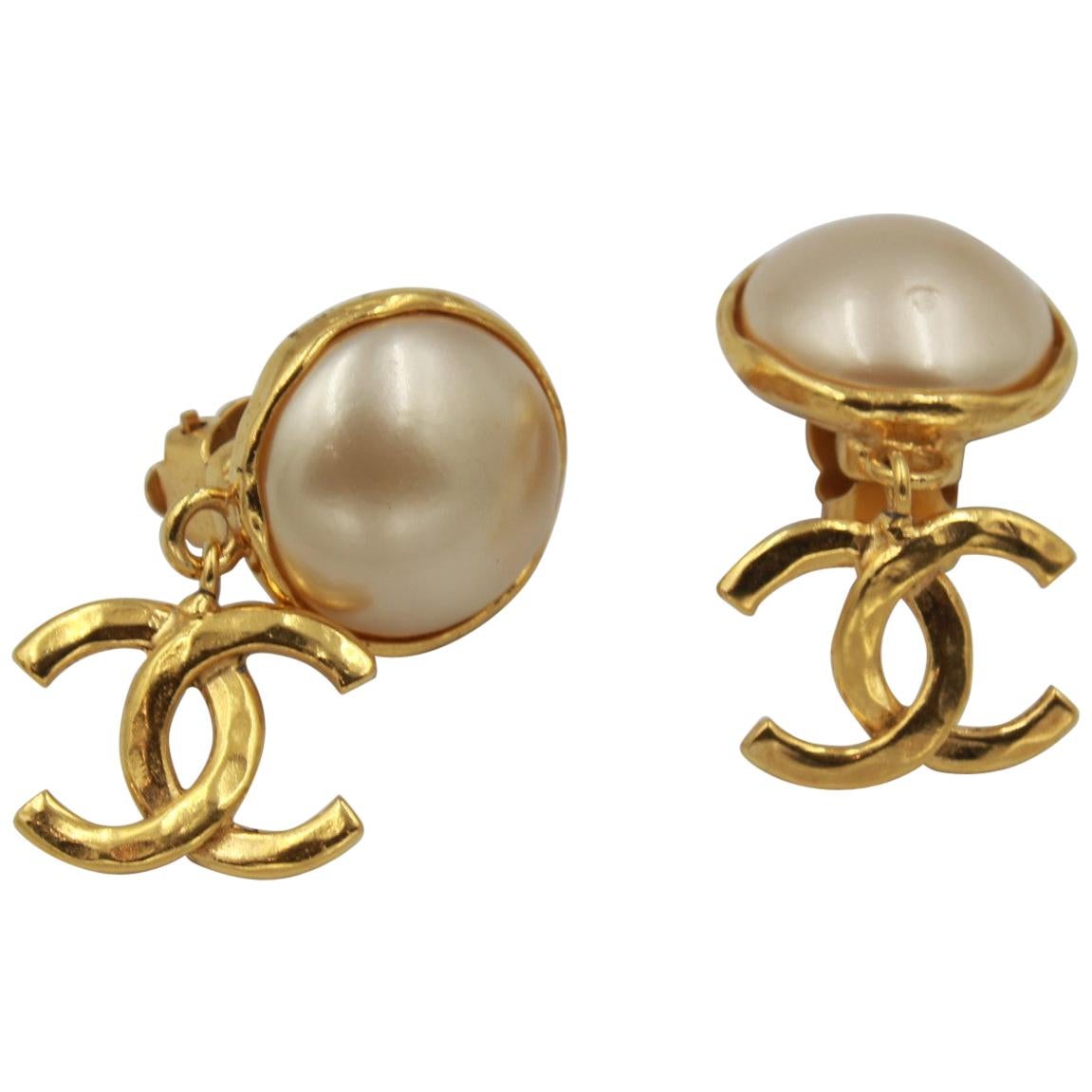 Vintage Chanel earring in gold metal and pearl