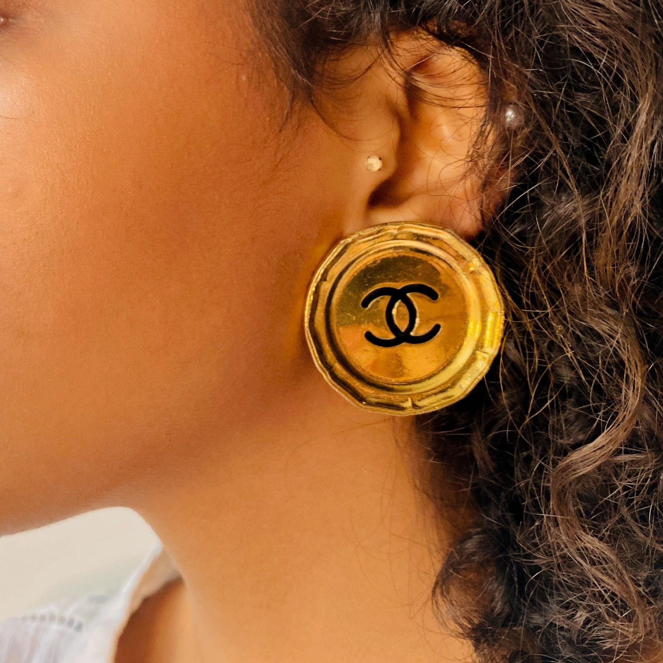 Vintage Chanel Earrings 1980s - Collection 25

Incredible larger than average clip on earrings from the legendary house of Chanel. Made in France in the mid 1980s, these amazing earrings are crafted from gold plated metal and inlaid with the iconic