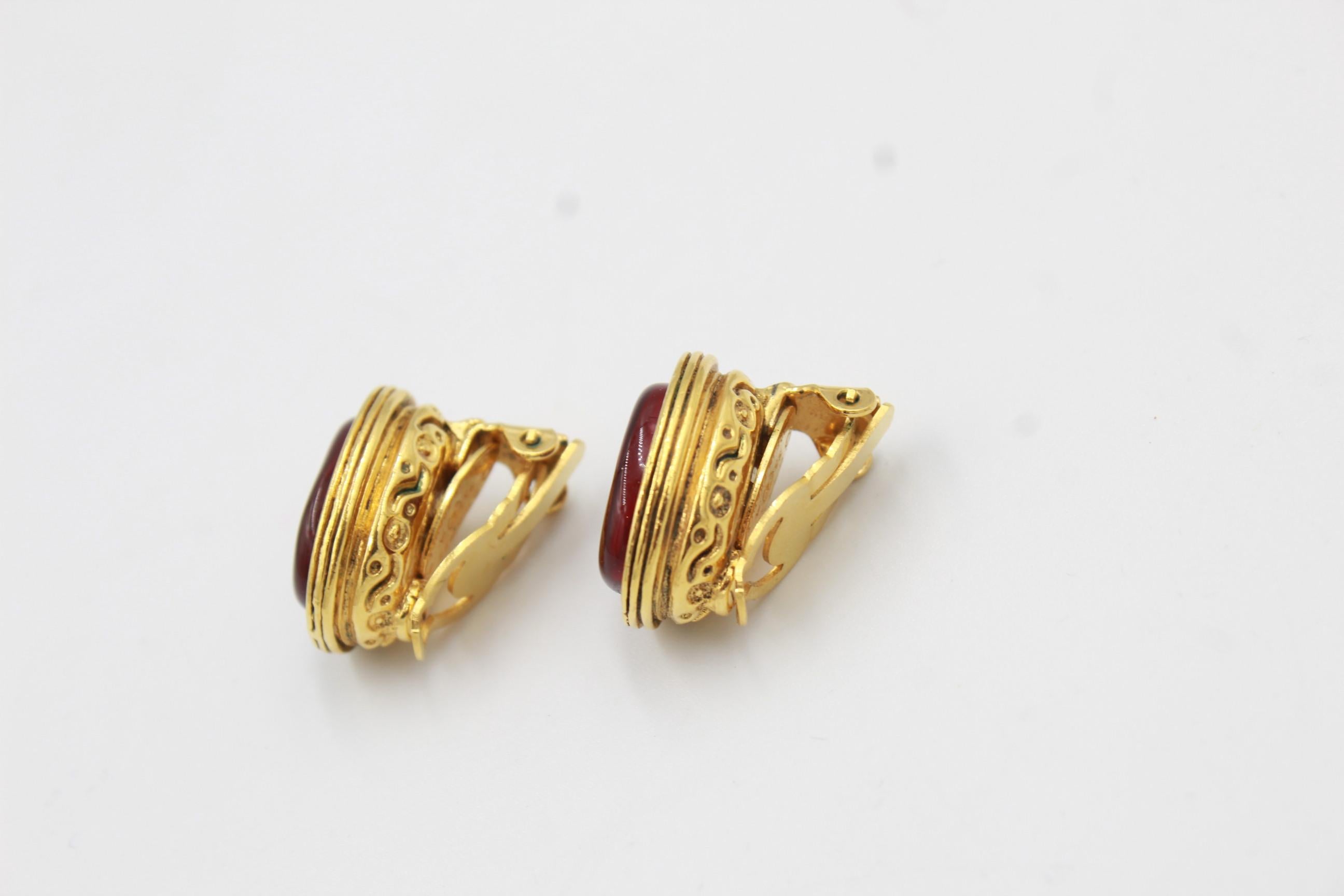 Vintage Chanel errings in Gold metal and red poured glass
Good condition.
2cm x 1.5cm