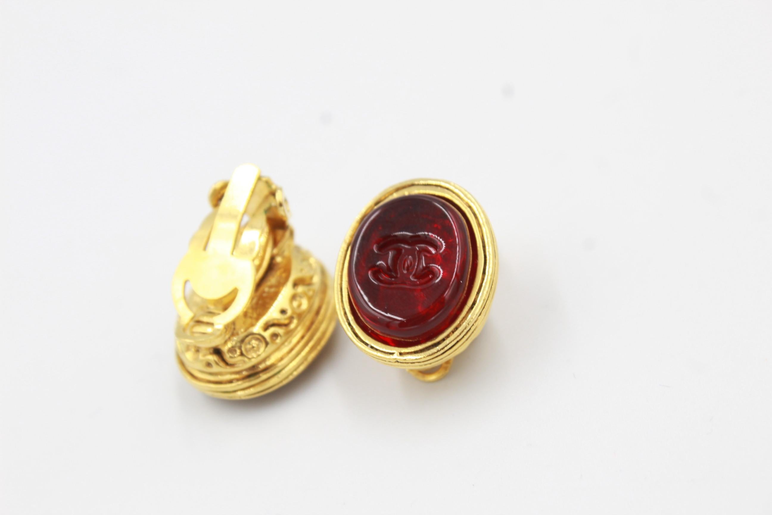 Vintage Chanel earrings in Gold metal and red poured glass In Good Condition In Paris, FR