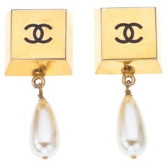 Boucles d'oreilles vintage Chanel avec perles