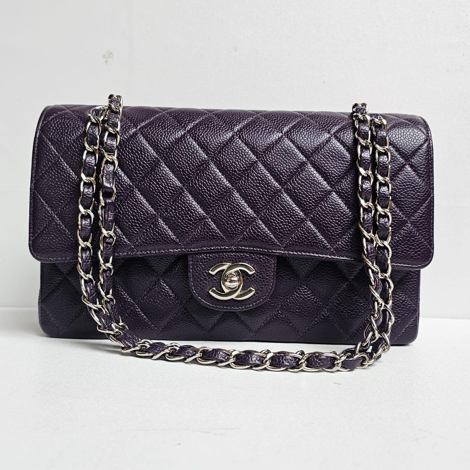 Chanel classique de taille moyenne, de couleur violet foncé rare, avec des accessoires argentés. Vintage série 6. Dans l'ensemble en très bon état structuré. Légères éraflures sur la doublure en cuir et les coins. Livré avec son holo, sa carte et