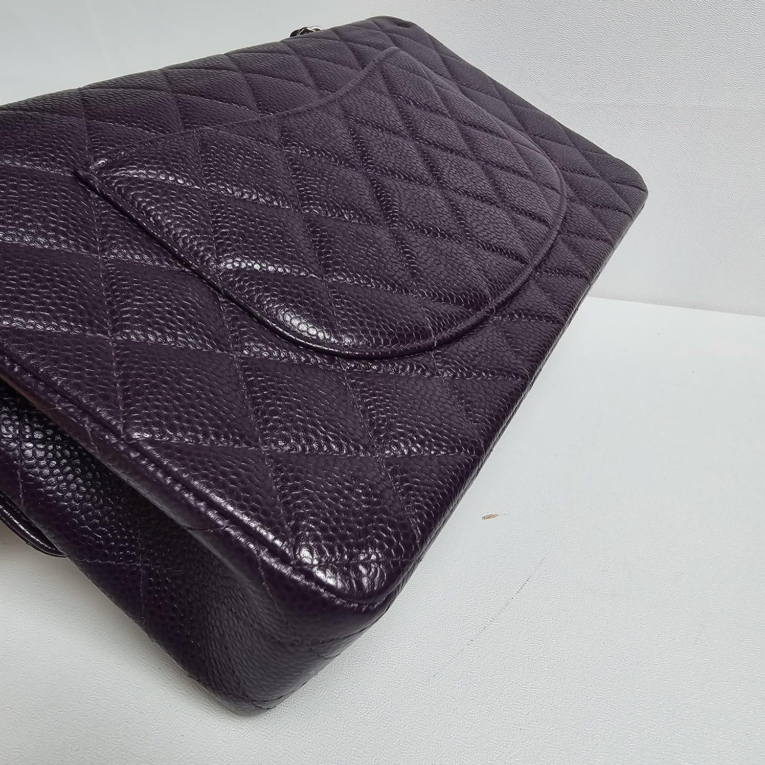 Chanel - Sac à double rabat moyen matelassé caviar violet foncé prune aubergine en vente 2