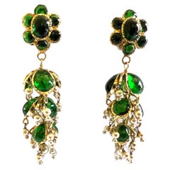 Chanel Boucles d'oreilles fantaisie vintage style anglo-indien en émeraudes et perles