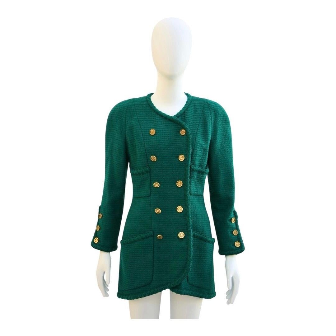 Vintage Chanel - Veste croisée en tweed vert émeraude avec boutons dorés Chanel - Collection Automne/Hiver 1990 par Karl Lagerfeld

Classique intemporel de la maison Chanel, cette veste vintage en tweed vert émeraude respire l'élégance avec une