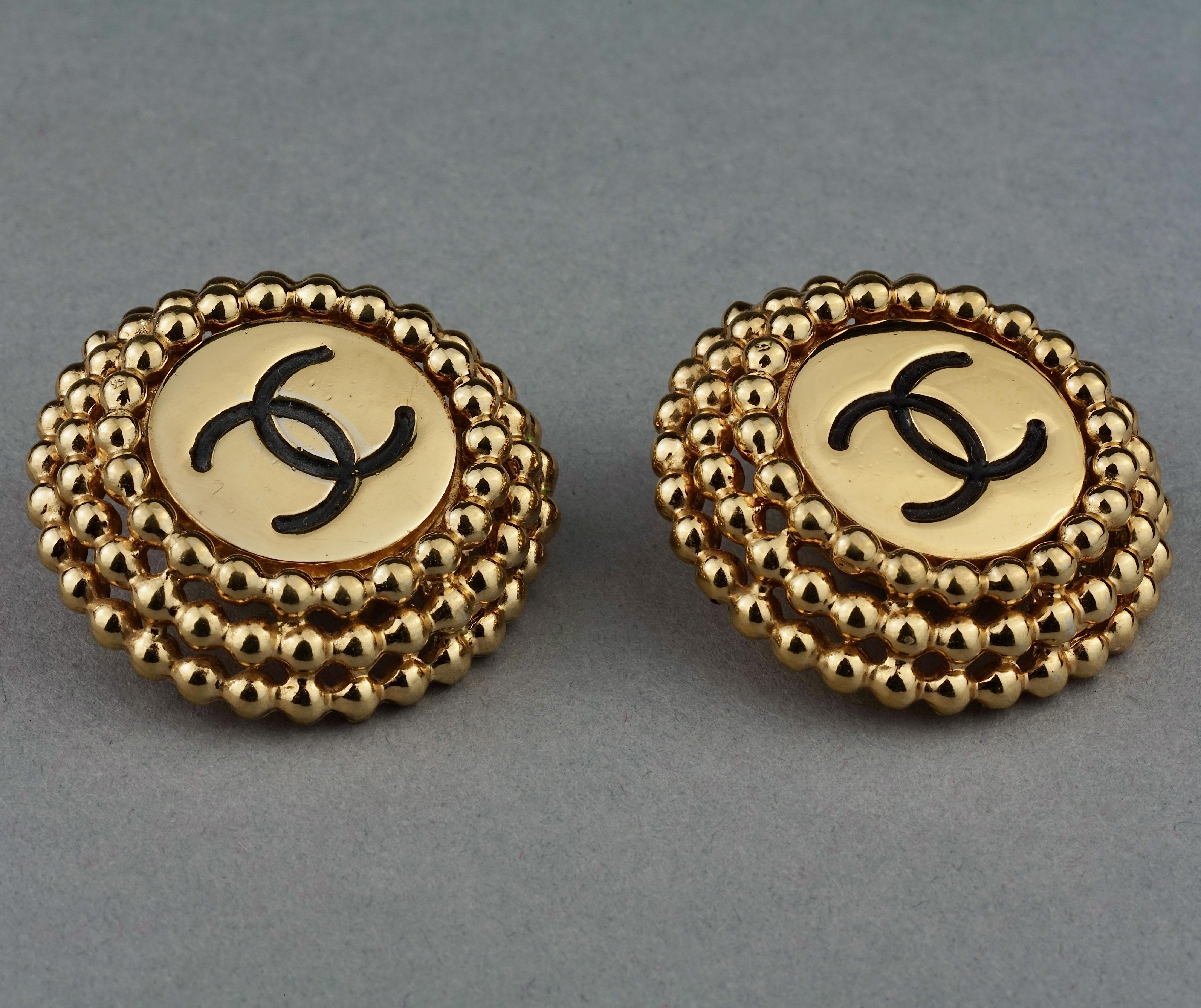 Vintage CHANEL Enamel Logo Raised Disc Medallion Earrings In Excellent Condition In Kingersheim, Alsace