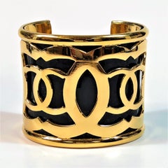 Manchette extra large noire Chanel Vintage avec Designs CC dorés 2 7/16 pouce