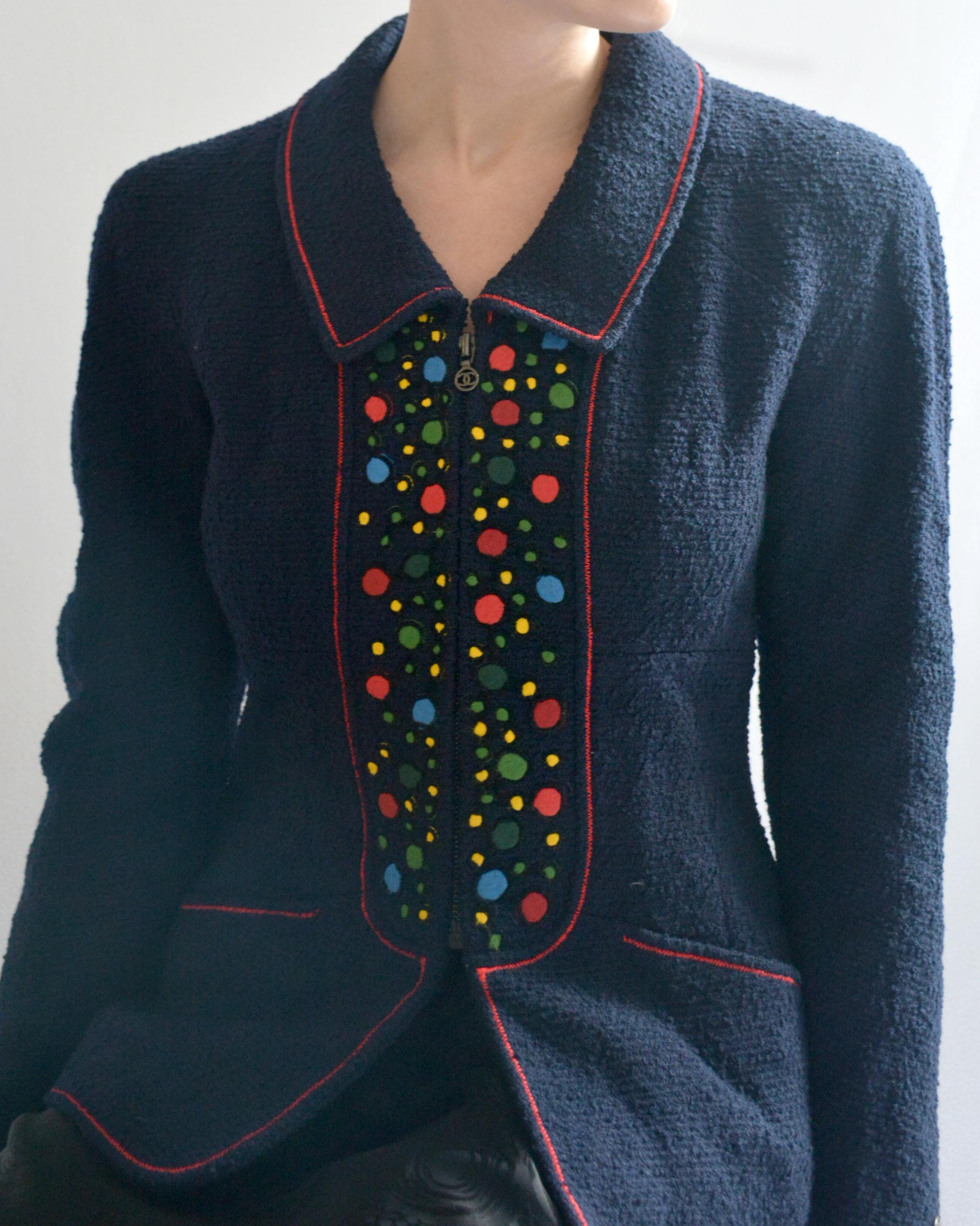 Questa giacca vintage Chanel Autunno 1997 è un classico Chanel da collezionare. Si tratta dell'iconica collezione folcloristica Autunno/Inverno 1997 