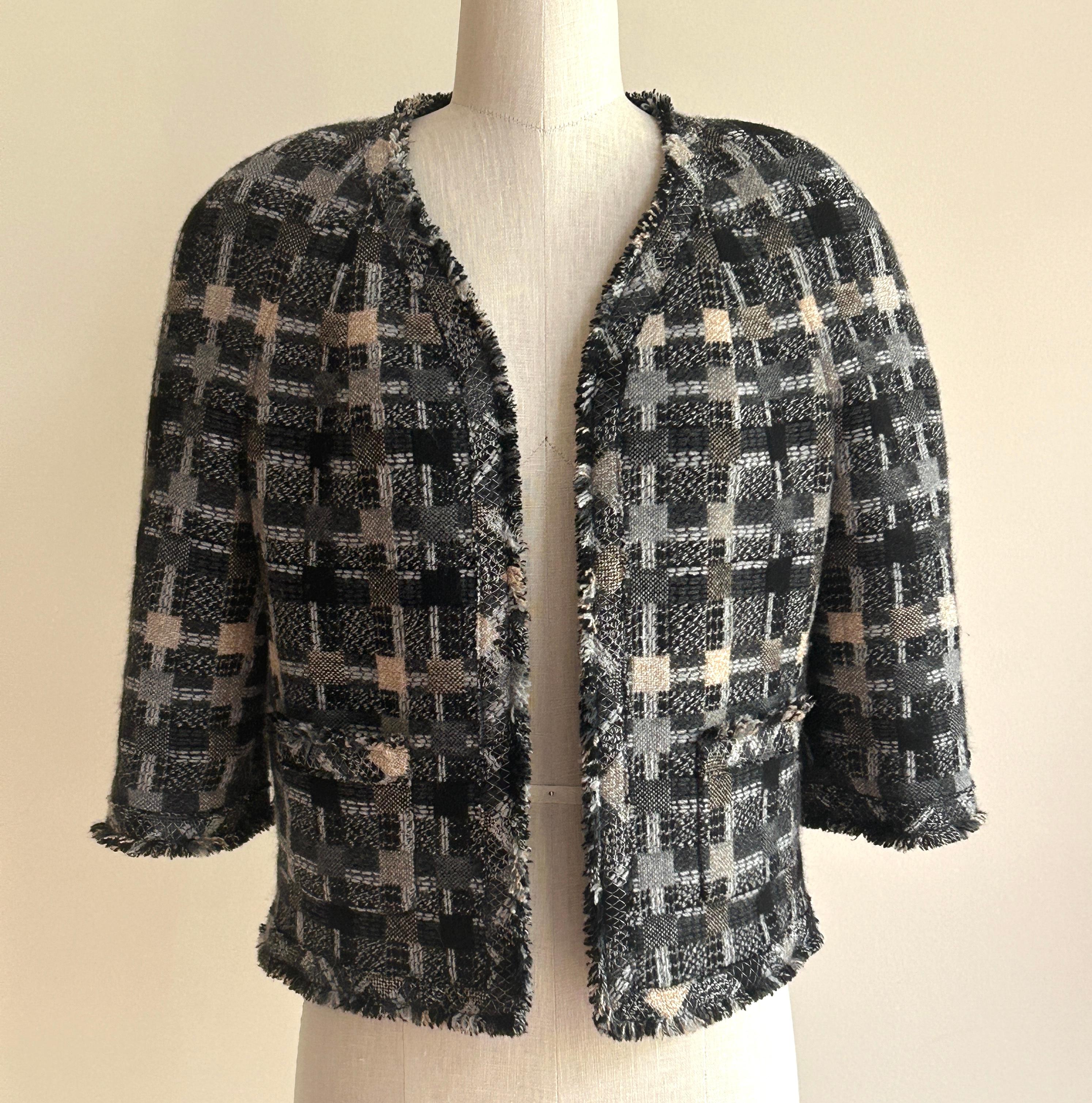 Chaqueta de tweed a cuadros gris Chanel vintage de la década de 2000 de la colección Otoño 2005 diseñada por Karl Lagerfeld. El tweed con estampado geométrico de cuadros escoceses en varios tonos de gris y tostado es supersuave. Chaqueta sin cuello