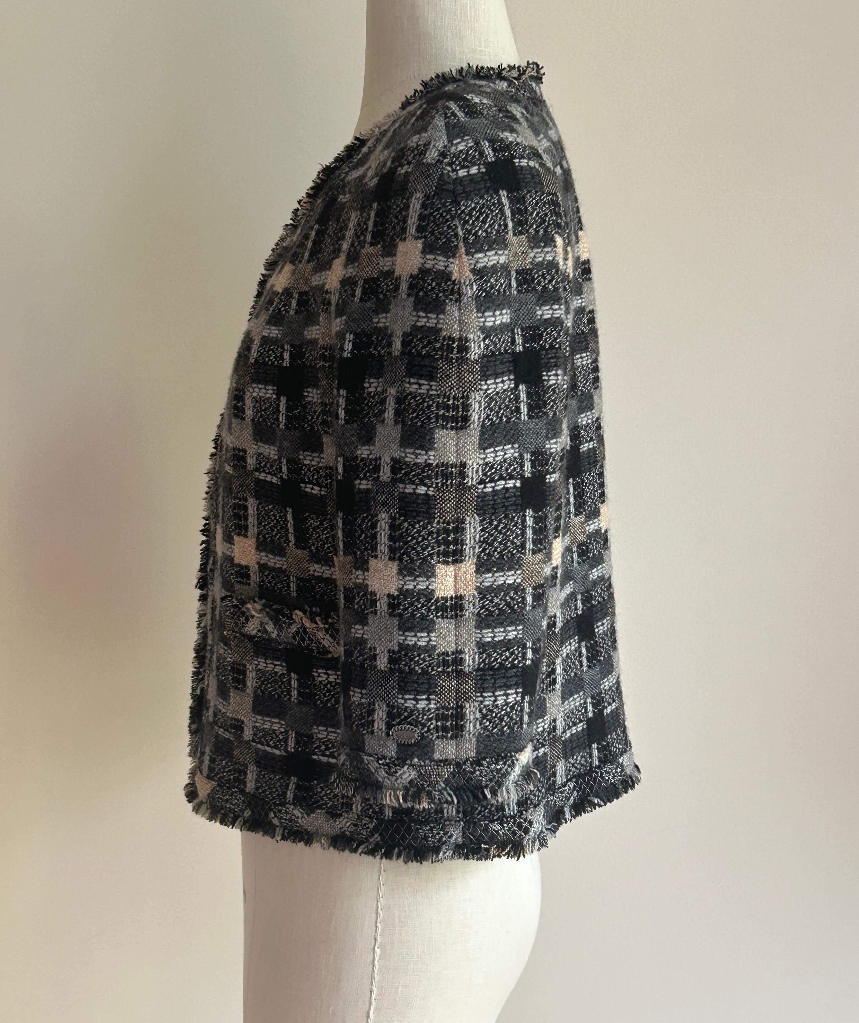 Vintage Chanel Otoño 2005 Chaqueta de tweed a cuadros grises en Bueno estado para la venta en San Francisco, CA