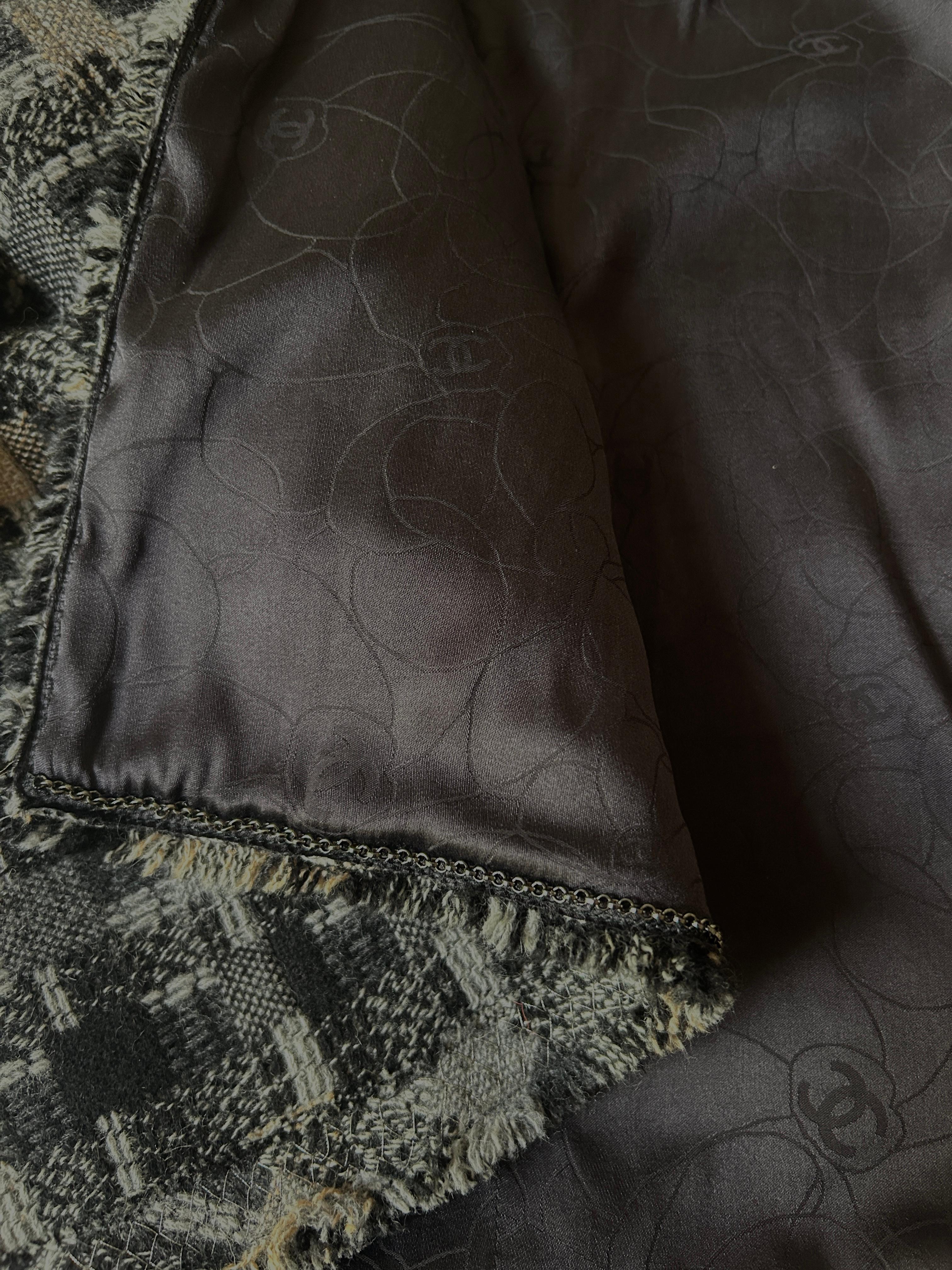 Vintage Chanel Otoño 2005 Chaqueta de tweed a cuadros grises en venta 3