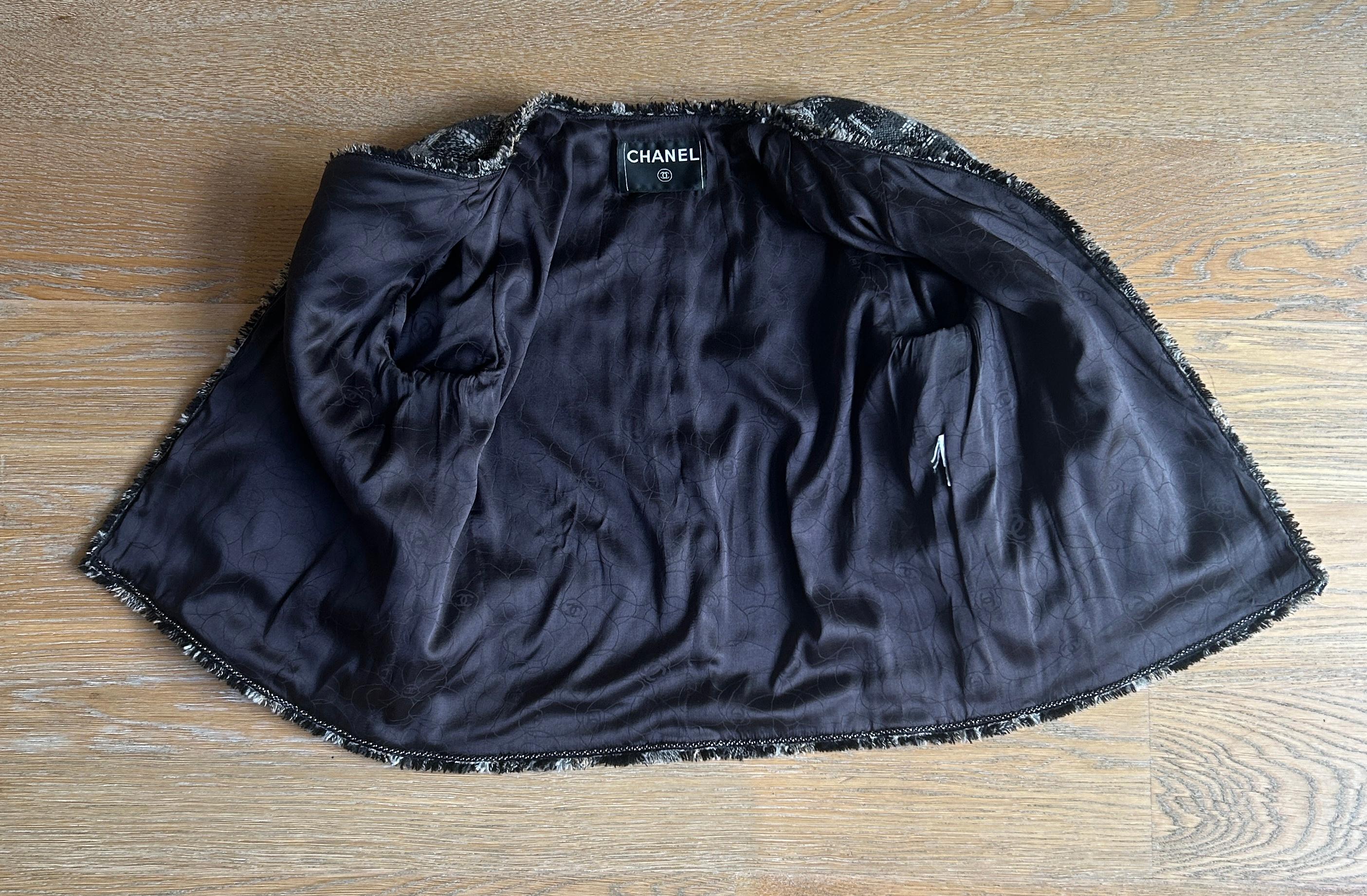 Vintage Chanel Otoño 2005 Chaqueta de tweed a cuadros grises en venta 4