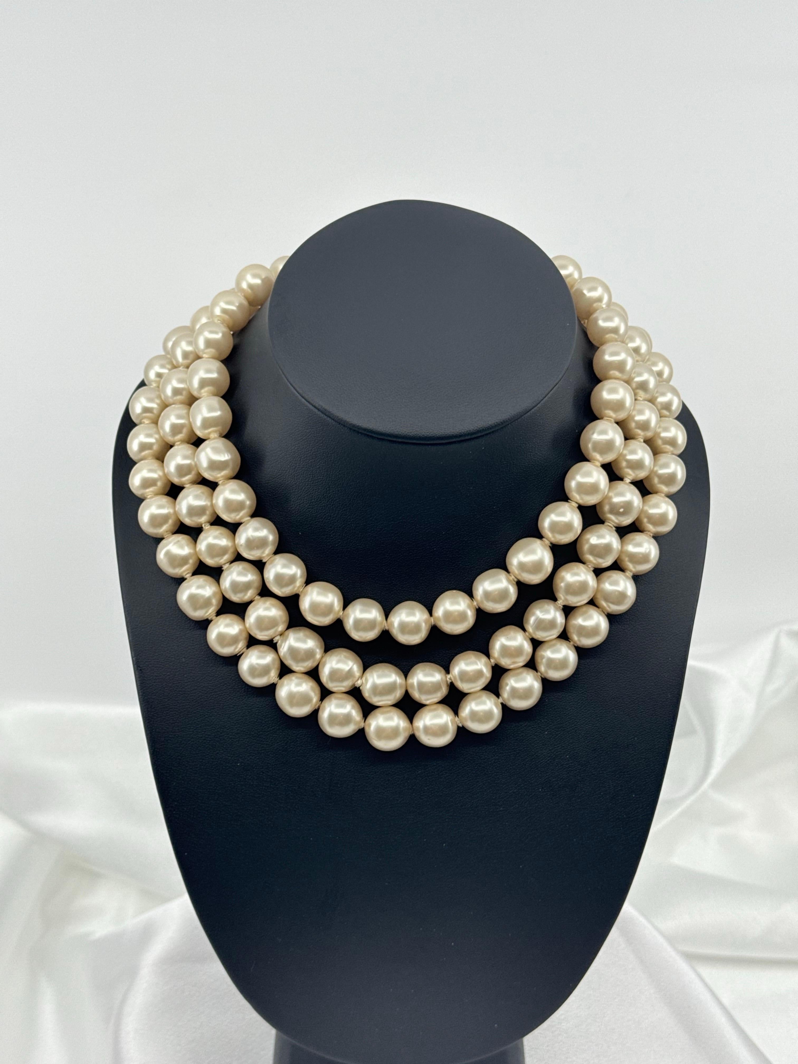 DETAILS:
Hallmark: CHANEL
Made in France
1993 collection
Gold Plated, faux pearls
The necklace is in good condition showing minimal wear
Measurements approx.: Length: 15
