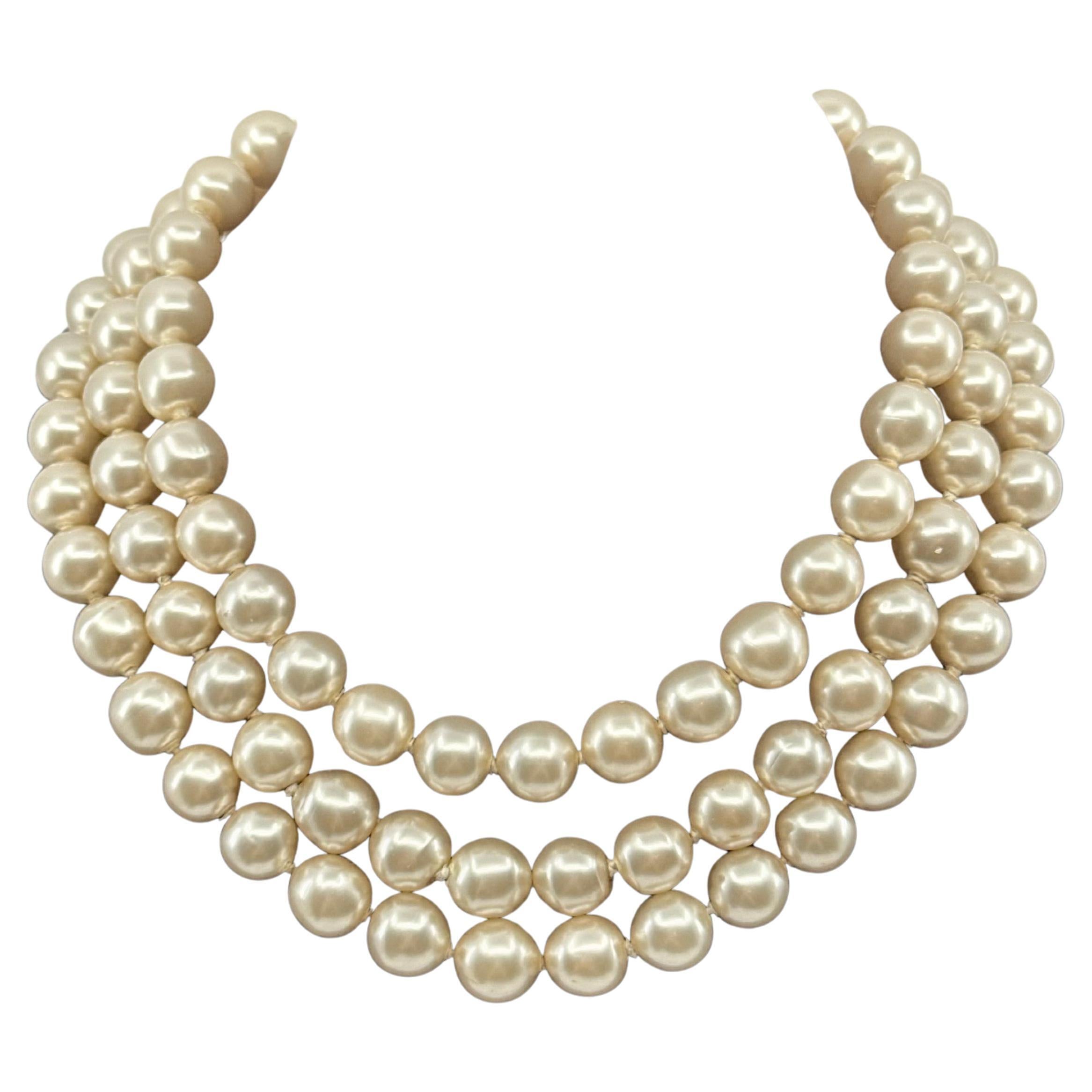 Chanel d
epoca, collana di perle finte con logo CC a tre fili