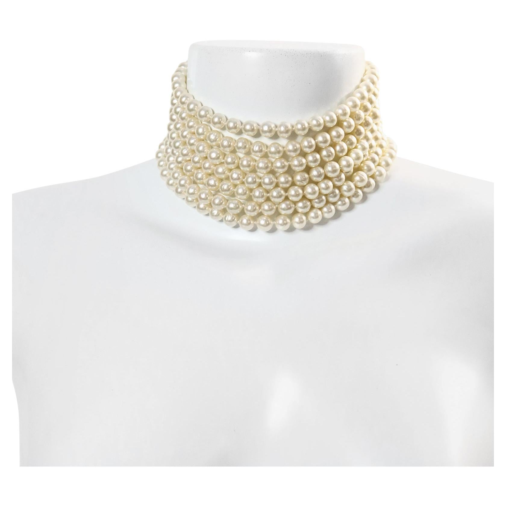 Vintage Chanel Faux Pearl Gold Choker Necklace Circa 1980s.  Un collier si classique et magnifique. Six rangs de perles rondes sont attachés à une barre en or de chaque côté, puis une grande quantité de chaîne est attachée pour que la chaîne puisse