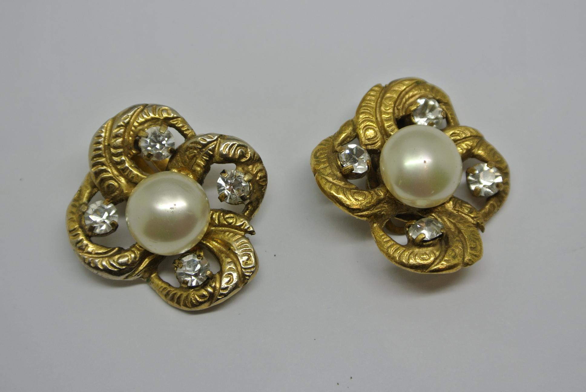 Vintage Chanel Faux Pearl Gold-Tone Earrings In Fair Condition In Yuting Ren, GB