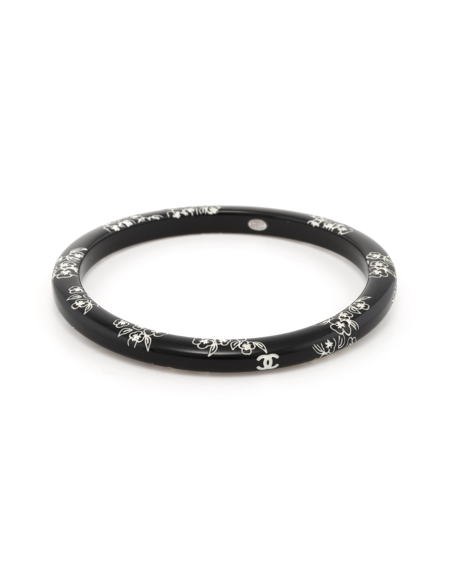 Vintage Chanel flower bangle bracelet (circa 2006). 

The 2006 Cruise Collection bangle features a floral design evident around the entire bracelet. 

The bracelet is in good condition showing minimal wear.  

Particulars:

Weight: 9.4 grams

Size &