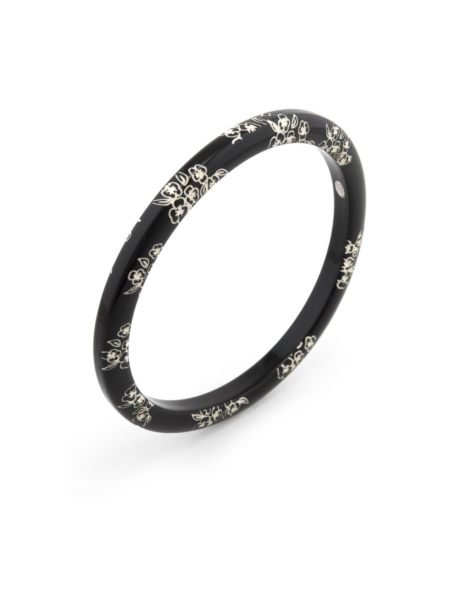 Vintage Chanel Flower Bangle Bracelet Circa 2006 Black & White In Good Condition In Torrance, CA