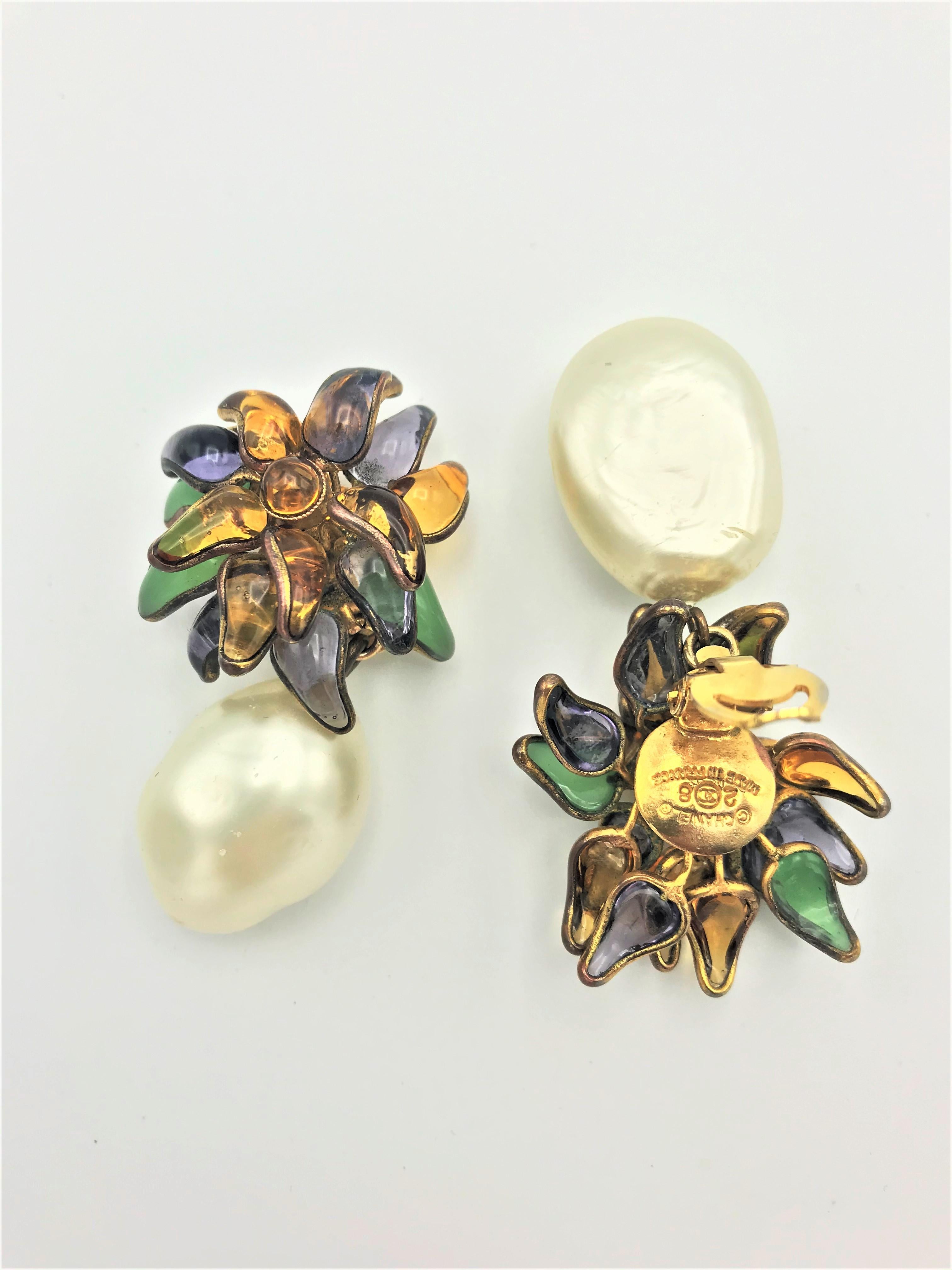 Vintage Chanel flower clip-on earring by Maison Gripoix and judge pear 1984 In Good Condition In Stuttgart, DE