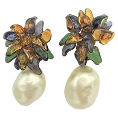  Clips d'oreilles Chanel par la Maison Gripoix avec grosses perles attachées, signés 2CC8 