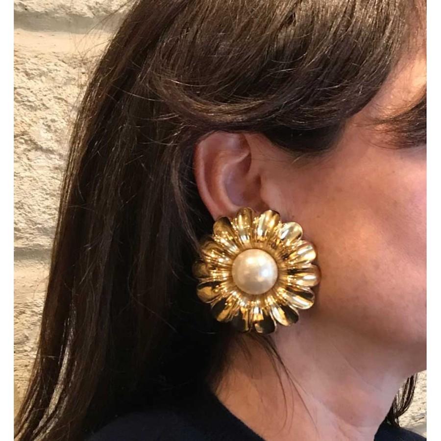 Erstaunliche CHANEL-Blumenclips aus den 60er/70er Jahren
Zustand: gut
Hergestellt in Frankreich
MATERIAL: vergoldetes Metall, Perlmutt
Farbe: Gold, Perlmutt
Abmessungen: Durchmesser 6 cm
Hardware: vergoldetes Metall
Stempel: ja
Jahr: 60er/70er