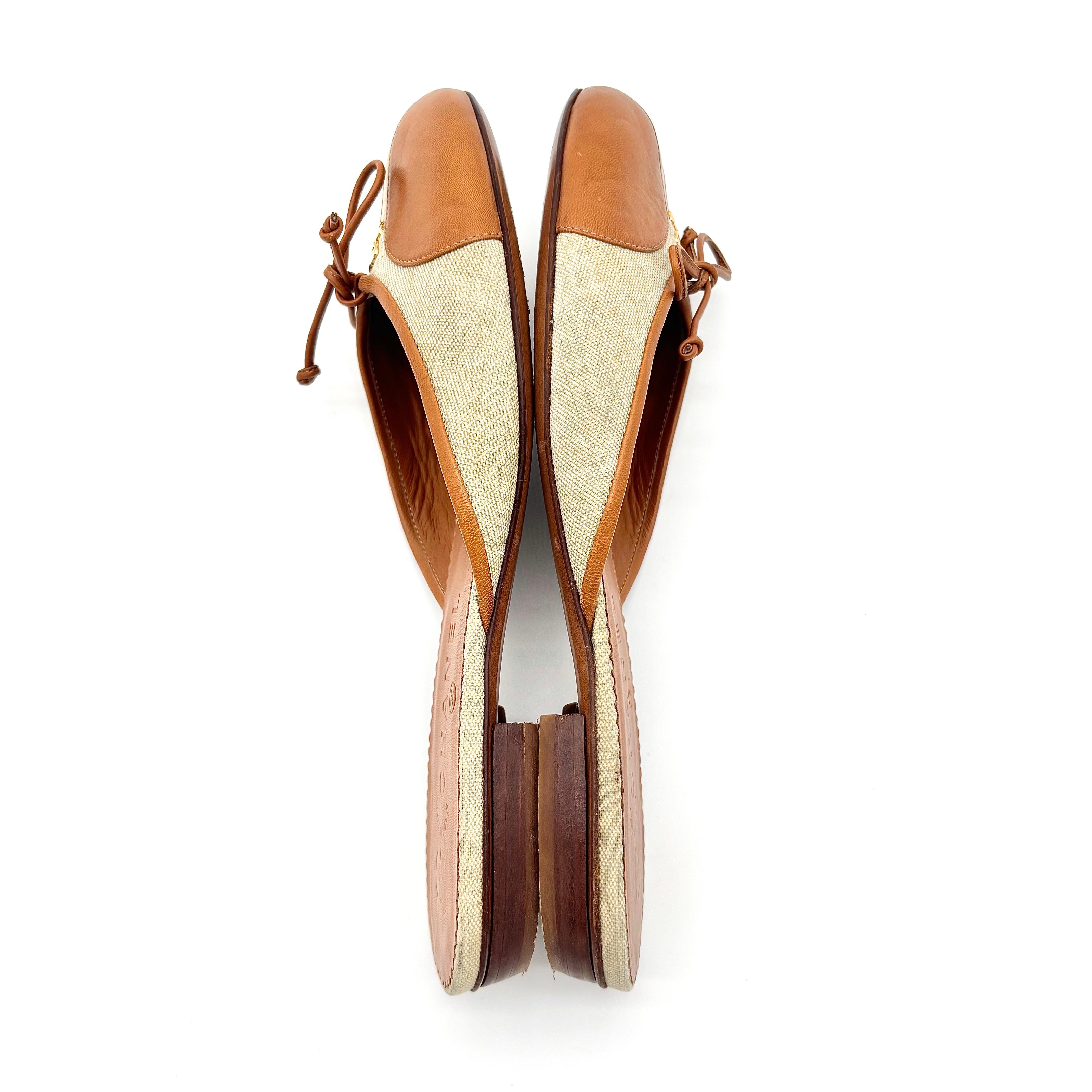 Marrone Vintage Chanel Four Leaf Clover Bow Canvas e Leather Slip On Mules Flats 38.5 in vendita