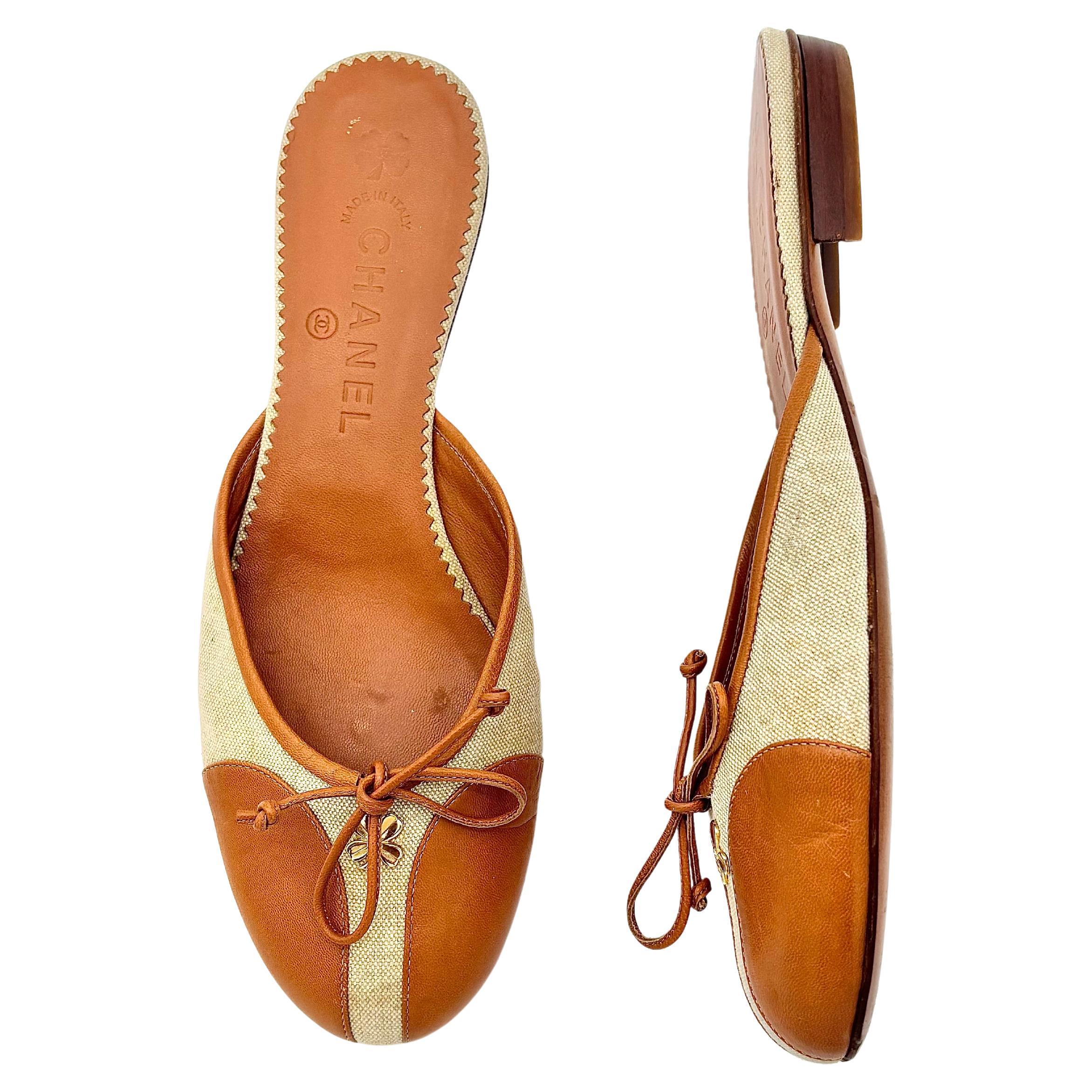 Vintage Chanel Four Leaf Clover Bow Canvas e Leather Slip On Mules Flats 38.5 in vendita