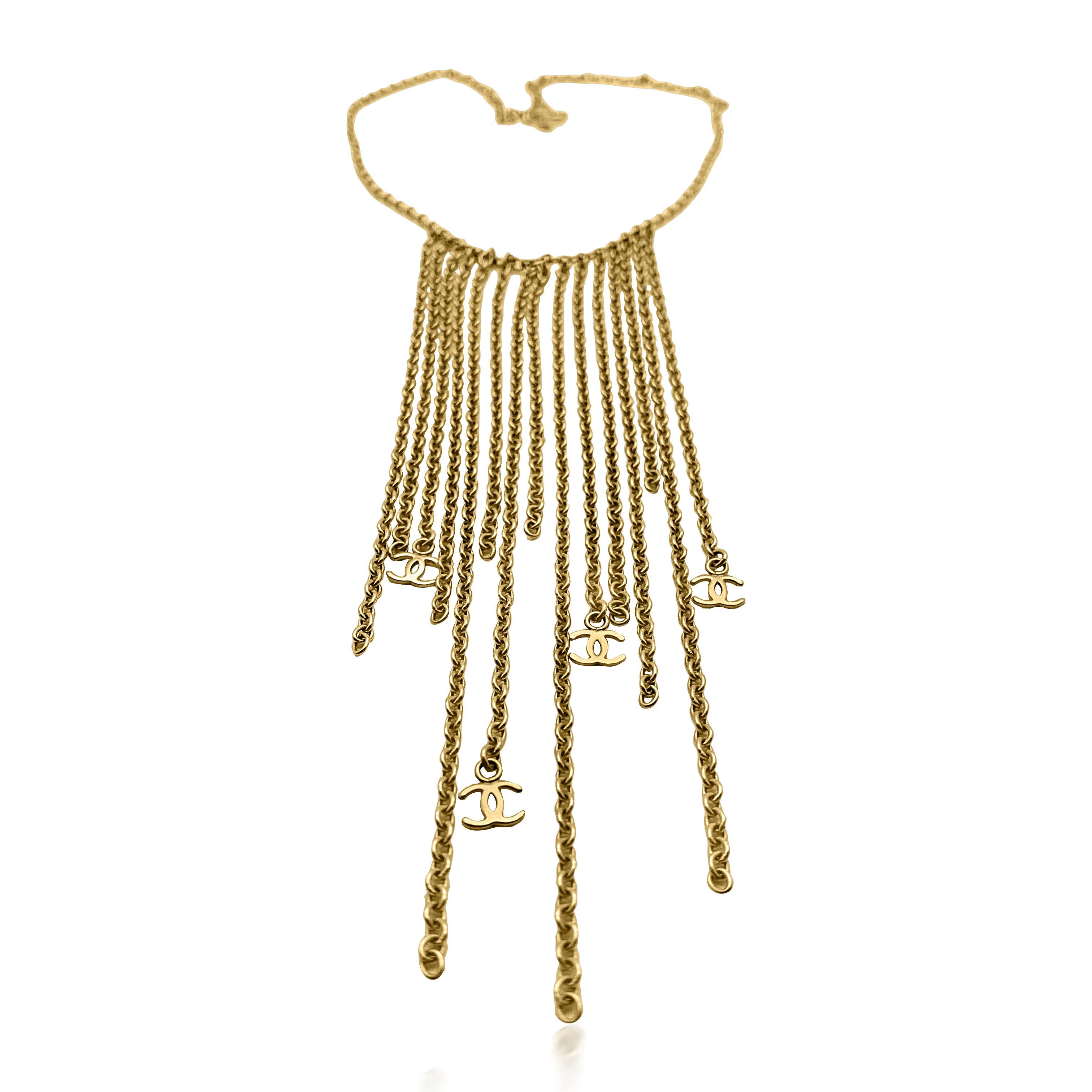 Una splendida collana vintage con logo a frange di Chanel del 2001. Realizzato in metallo placcato oro. Caratterizzato da ben quindici lunghe gocce di catena che creano un effetto pettorina a frangia e rifinito alla perfezione con quattro iconici