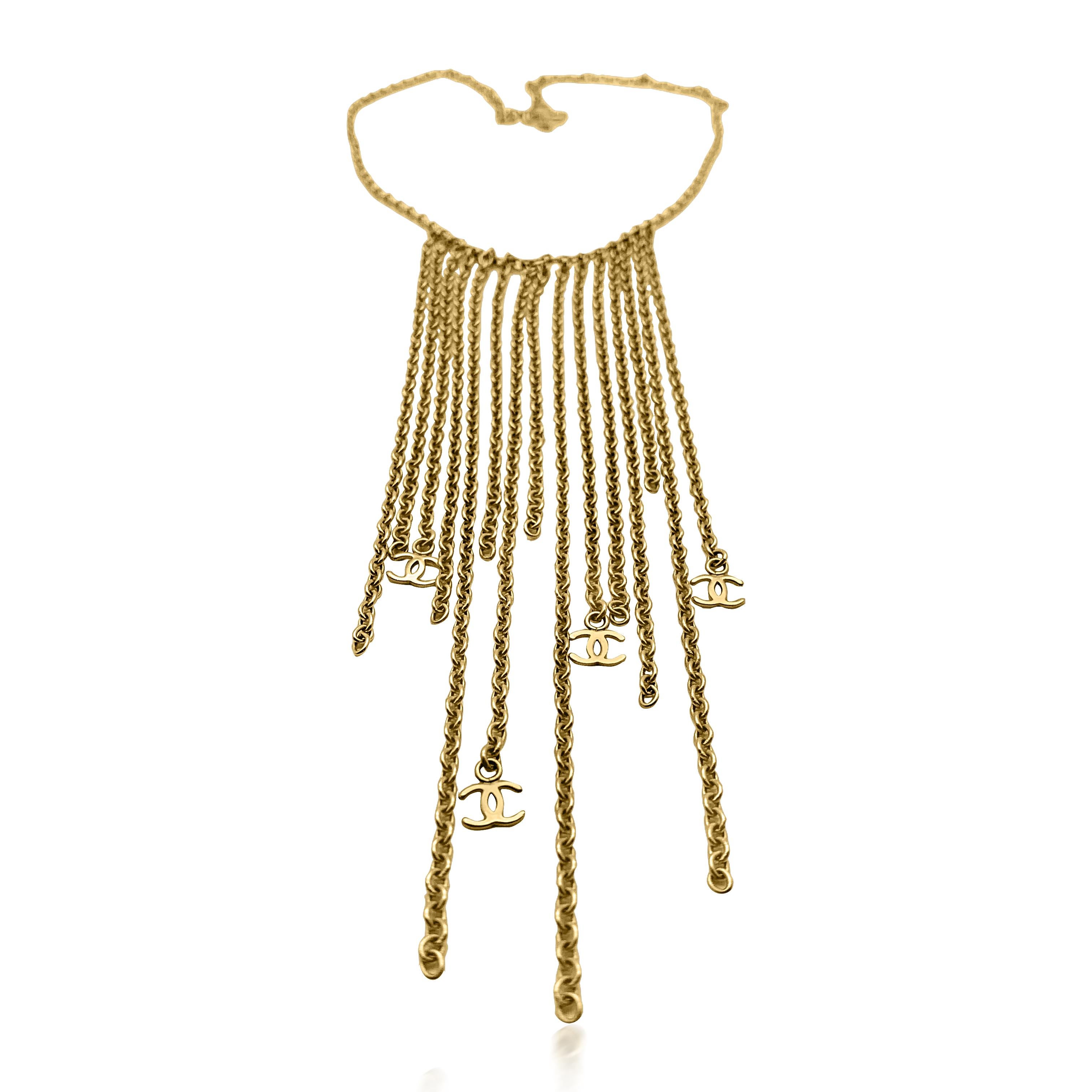 Eine atemberaubende Vintage Chanel Fransen Logo Halskette von 2001. Gefertigt aus vergoldetem Metall. Mit nicht weniger als fünfzehn langen Kettentropfen, die einen Fransen-Latz-Effekt erzeugen, und vier kultigen CC-Logo-Anhängern ist sie perfekt.