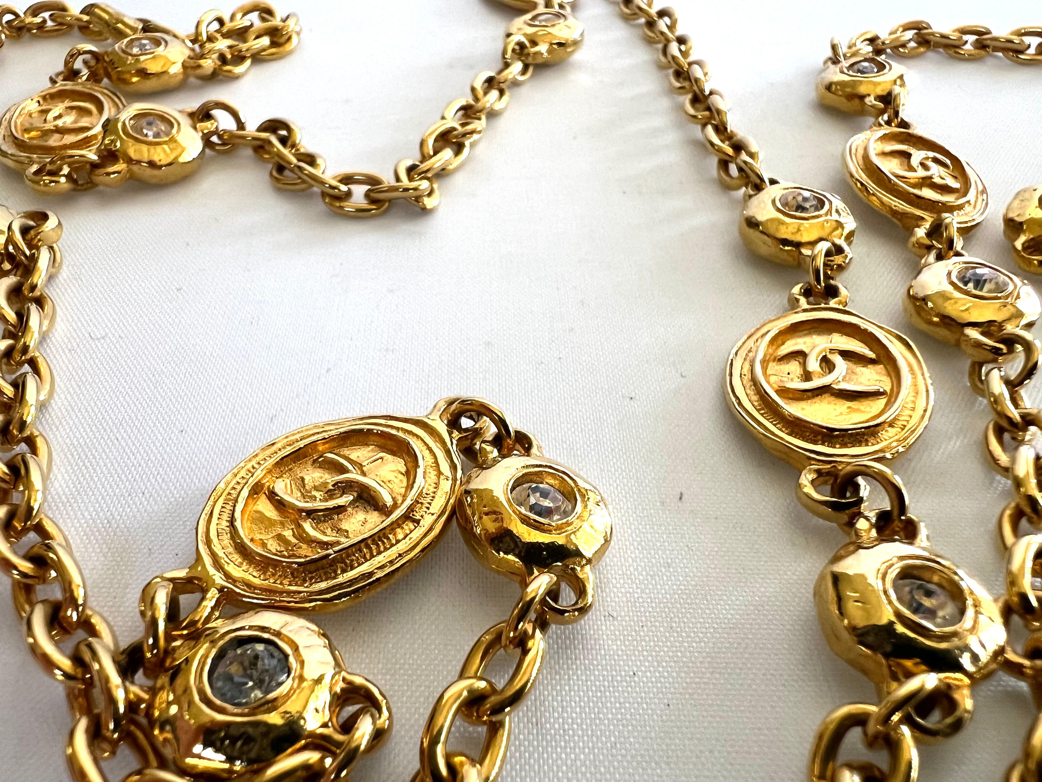 Artisan Chanel Collier de pièces avec double logo CC doré  en vente