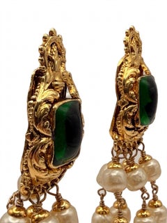Orecchini vintage Chanel in stile barocco con perle finte verdi dorate