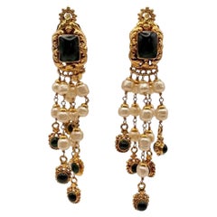 Orecchini vintage Chanel in stile barocco con perle finte verdi dorate