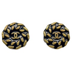 Vintage Chanel Vintage-Logo-Ohrringe aus Glas mit nautischem Design aus Glas 1997