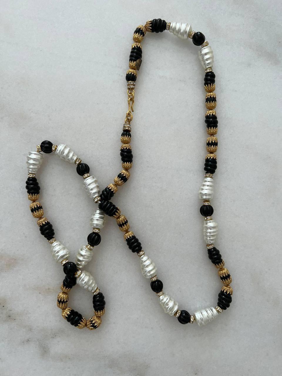 Rare Vintage Chanel glass necklace made of white and black faux pearls in gold-tone metal. Accented with strass. 
Year: 1985
Signed. 
Condition: very good.  

........Additional information ........

- Photo might be slightly different from actual