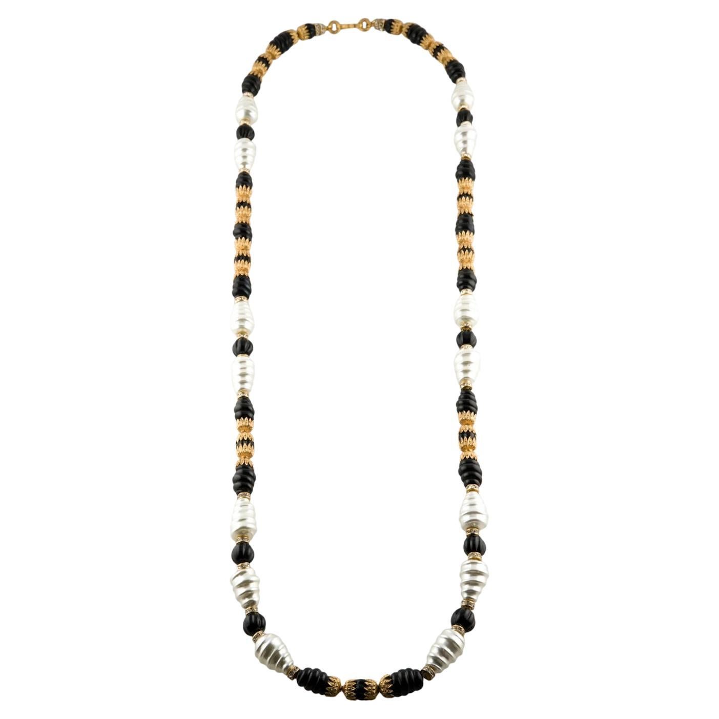 Collar vintage Chanel de perlas de cristal y strass blanco y negro, 1985