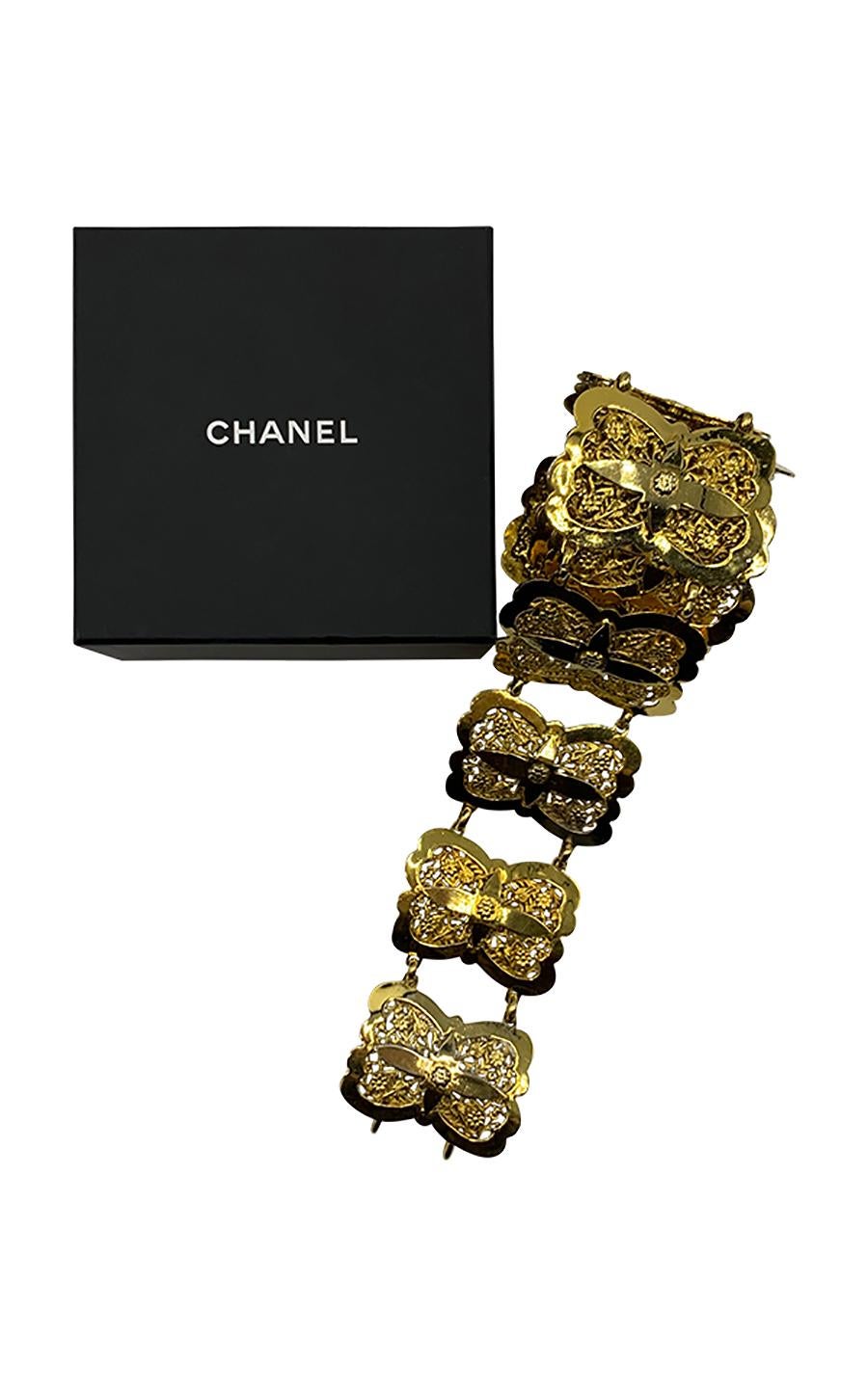 Vintage Chanel gold-tone metal couture belt, in excellent pre-loved condition. This unique and iconic piece of accessory is a rare gem, a collector's item as it was designed by Gabrielle Chanel herself. The same model is currently exhibited in the