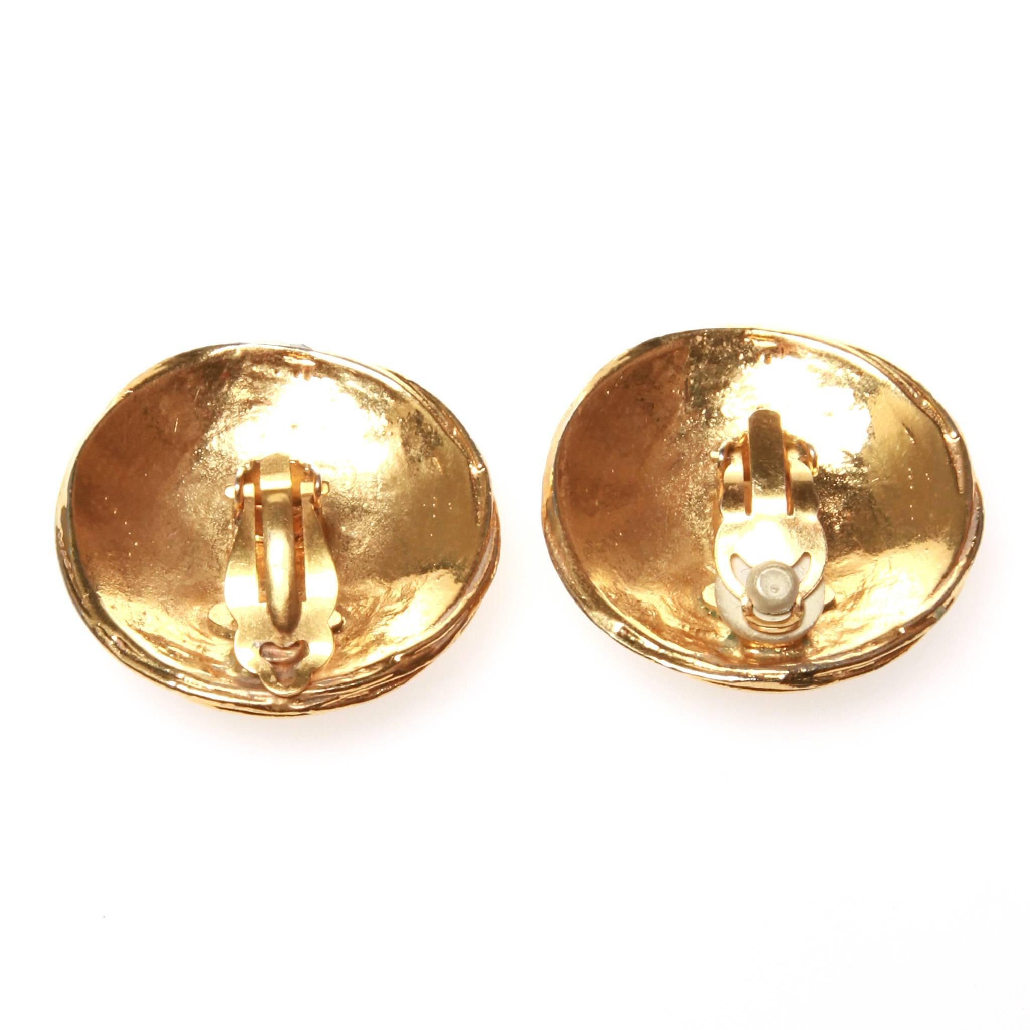 Beautiful Chanel clip on earrings featuring the iconic CC in gold-tone metal.

Stamped 2 5 (Collection 25)