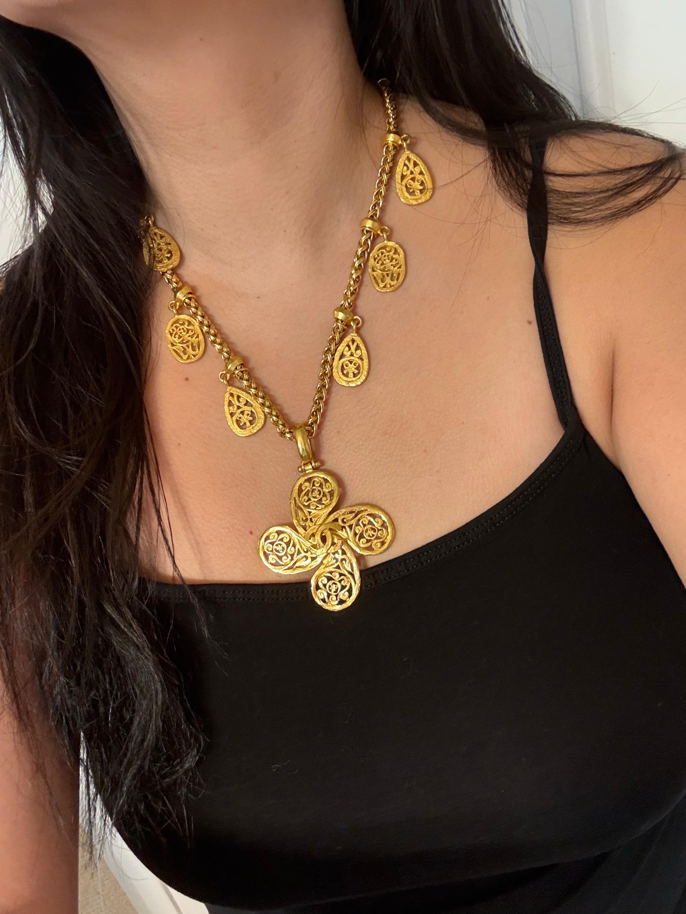 Collar Colgante Vintage CHANEL Gold CC Clover Charm Accent en venta 7