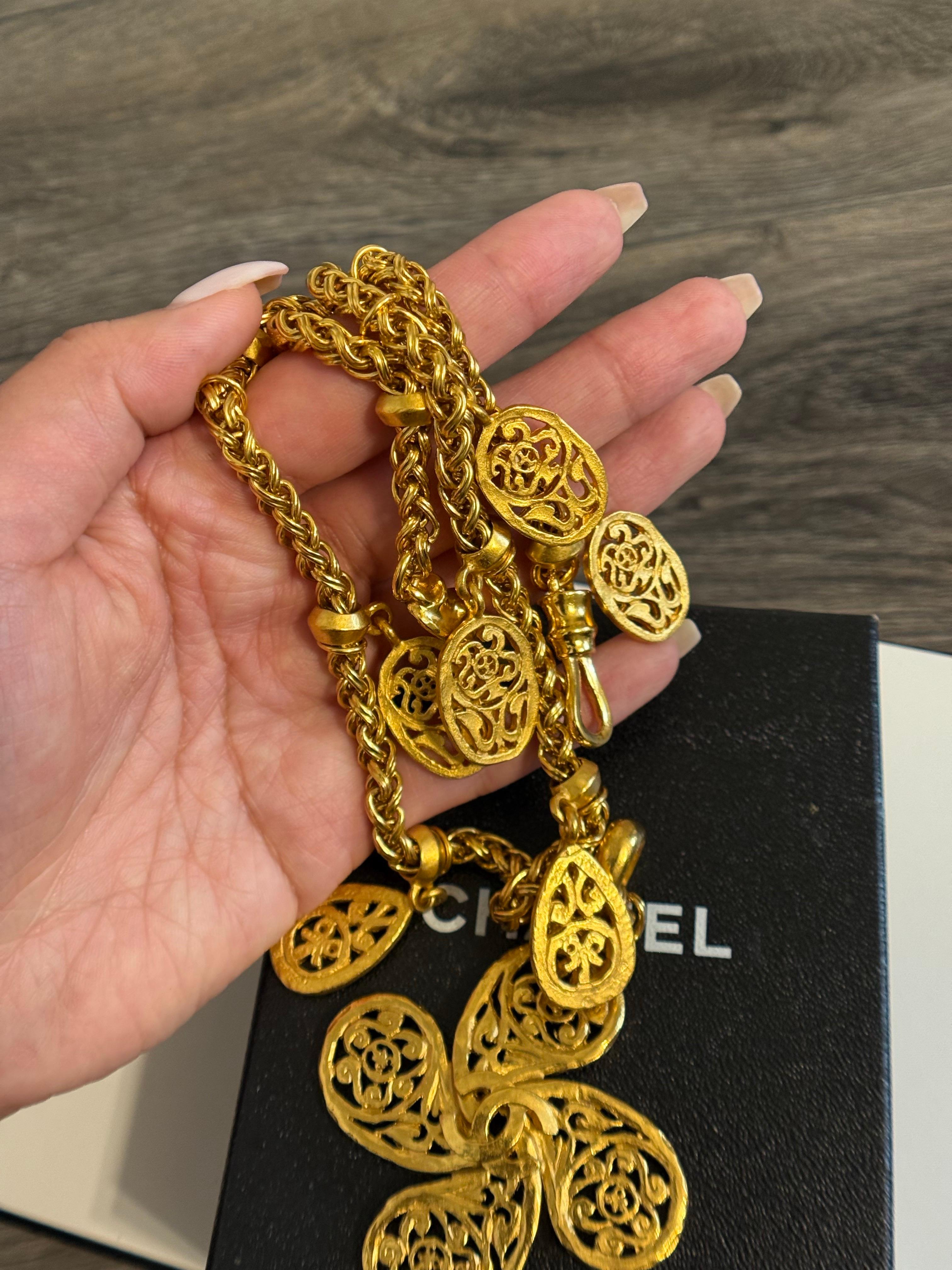 Collar Colgante Vintage CHANEL Gold CC Clover Charm Accent en Bueno estado para la venta en Bellevue, WA