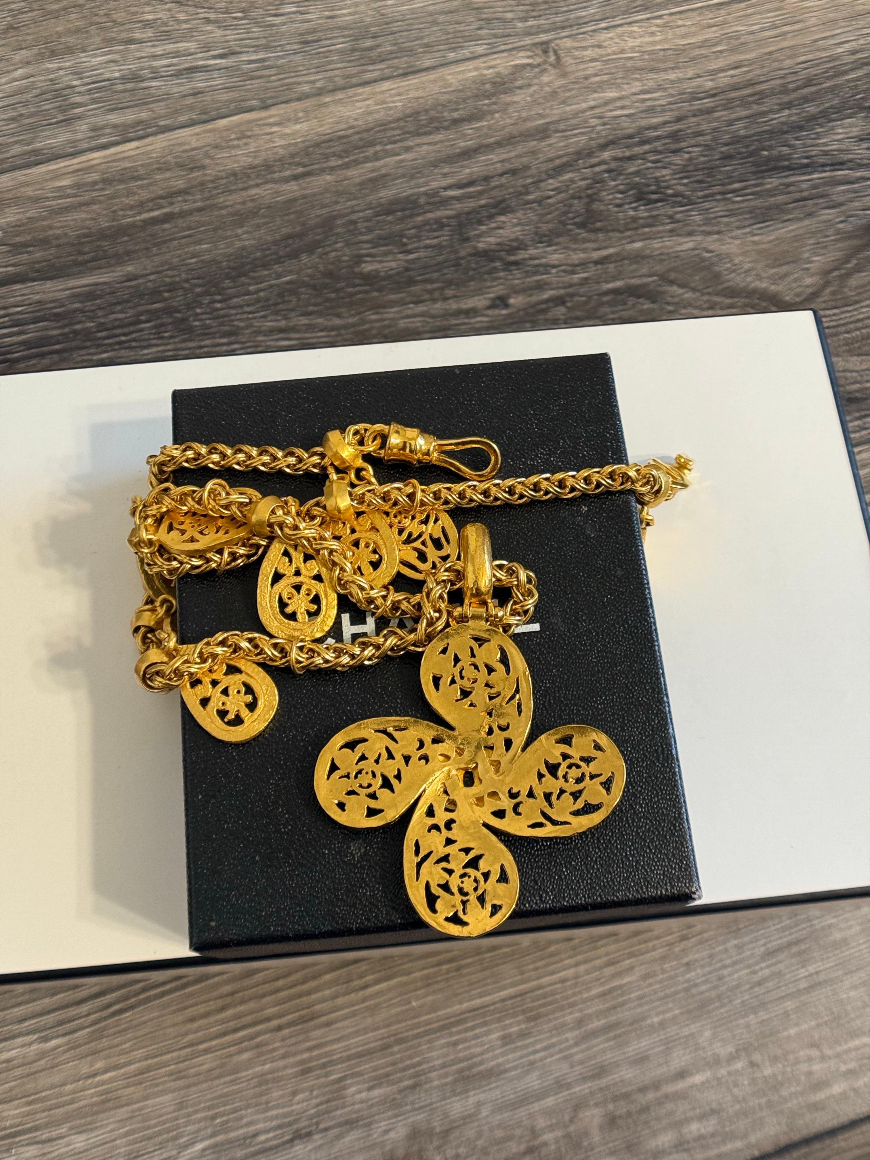 Femenino o masculino Collar Colgante Vintage CHANEL Gold CC Clover Charm Accent en venta