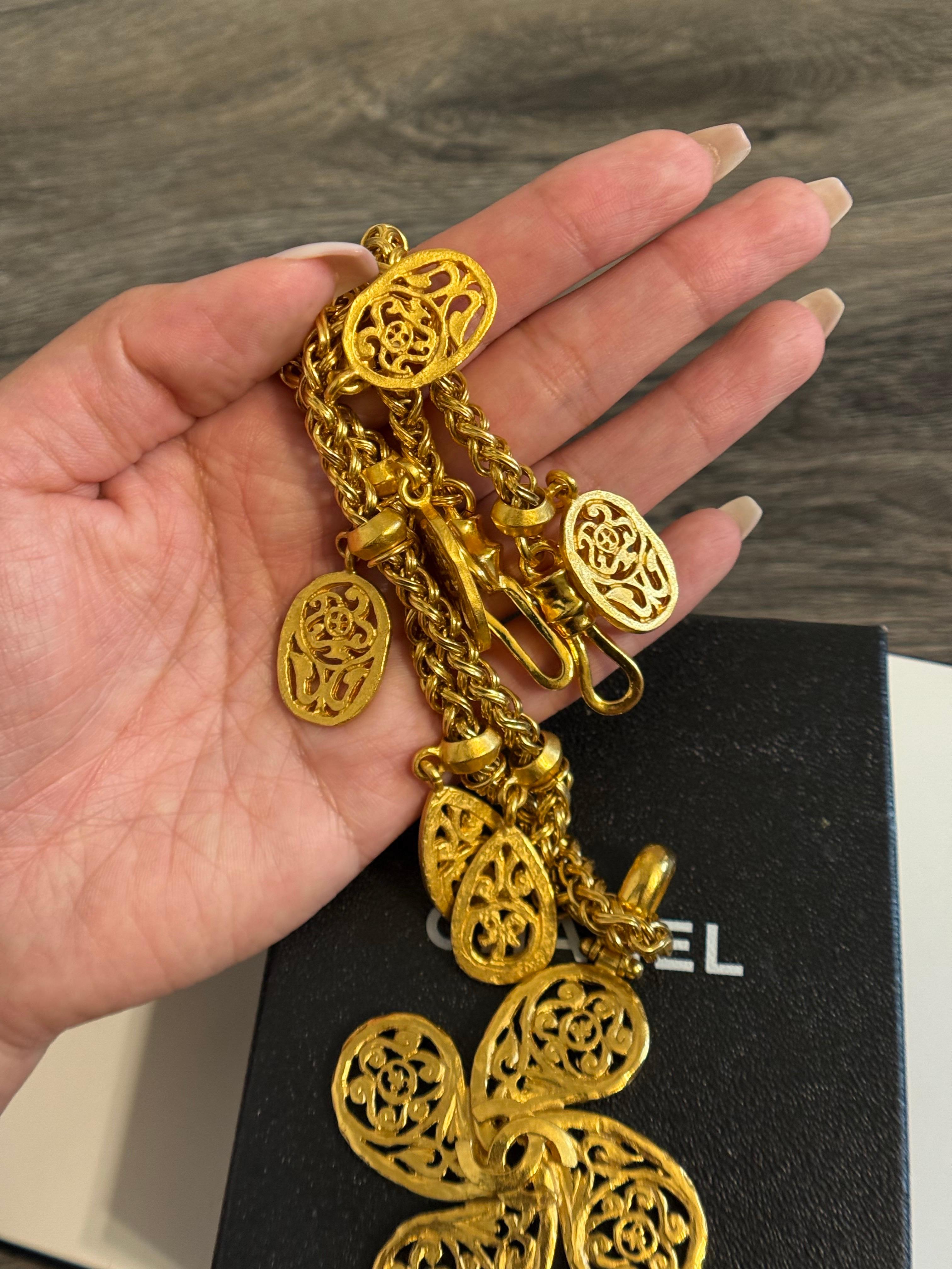 Collar Colgante Vintage CHANEL Gold CC Clover Charm Accent en venta 1